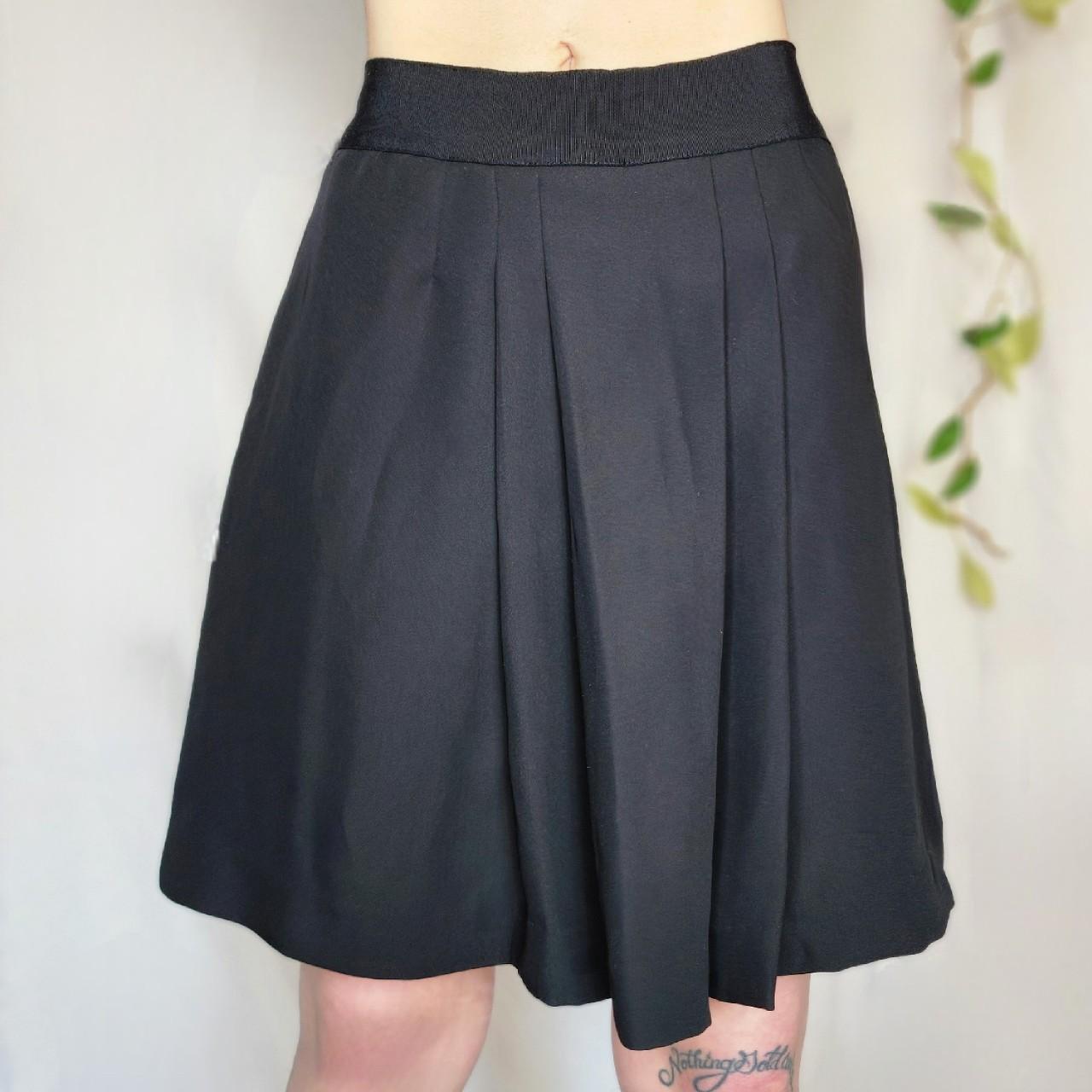 Pleated skirt outlet gap