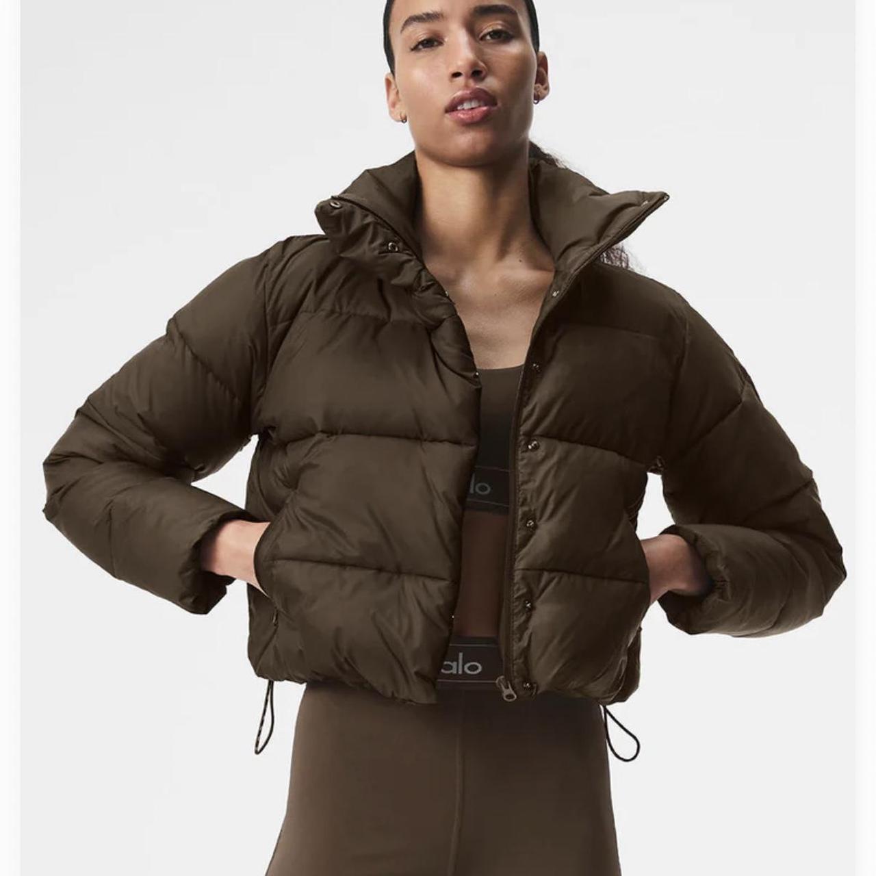 alo yoga ダークブラウン クロップドダウンジャケット - alo yoga