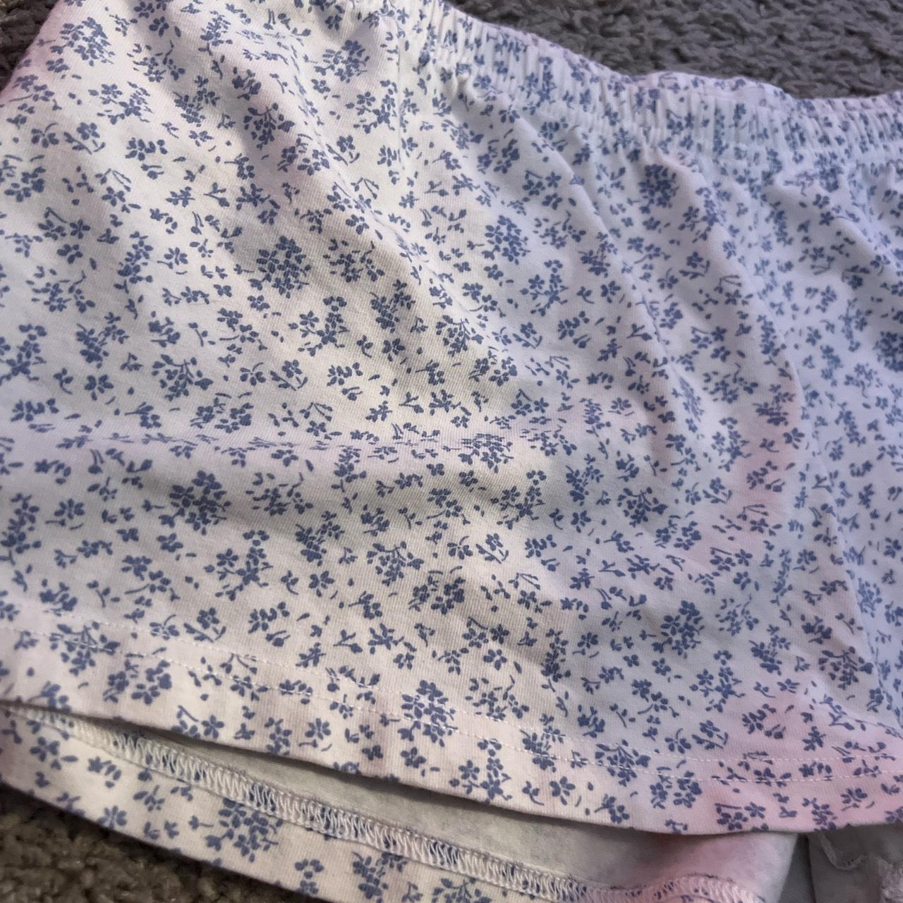Brandy Melville Women's White and Blue Shorts (2)