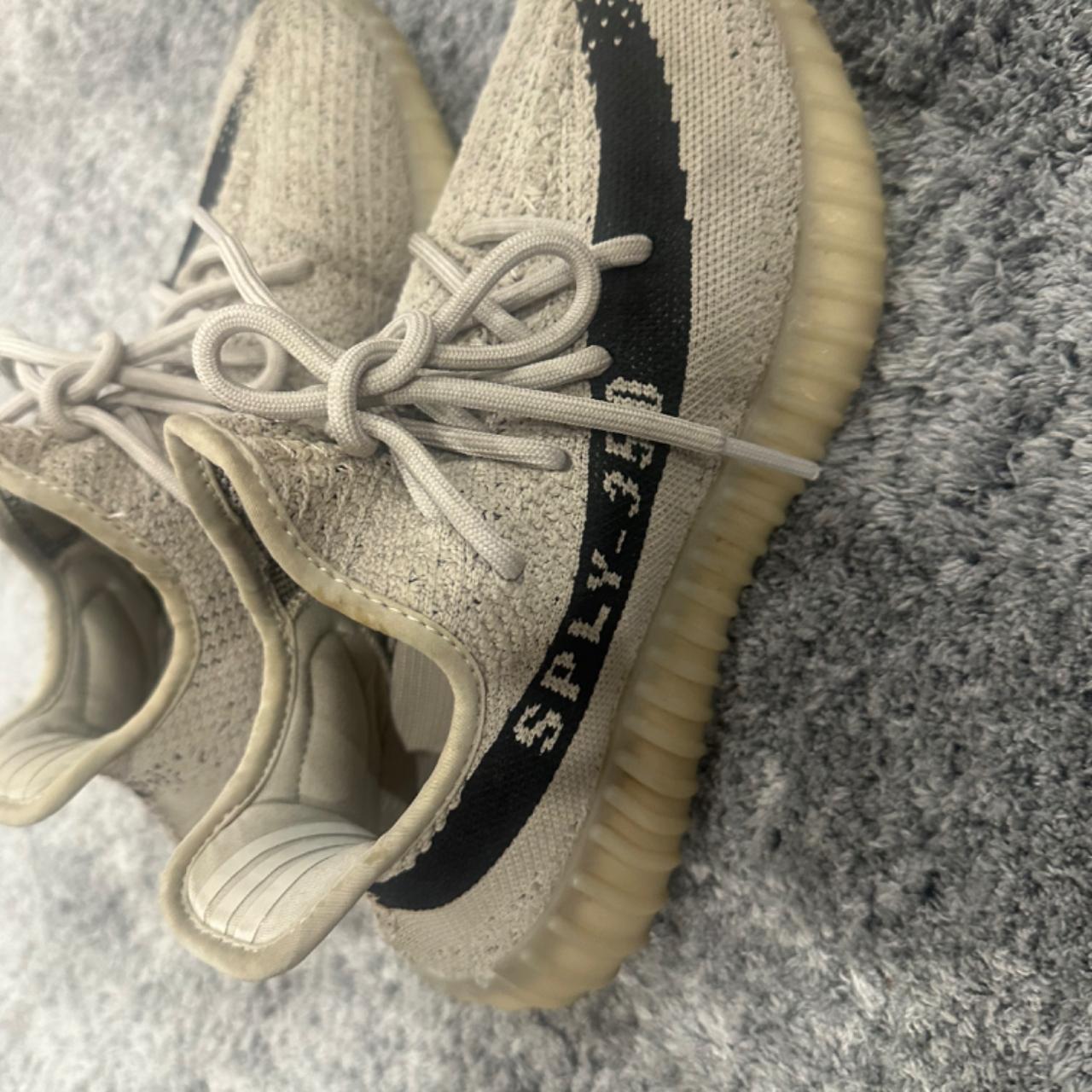 Yeezys men size 5 1 2 which is women s 7 1 2. Worn