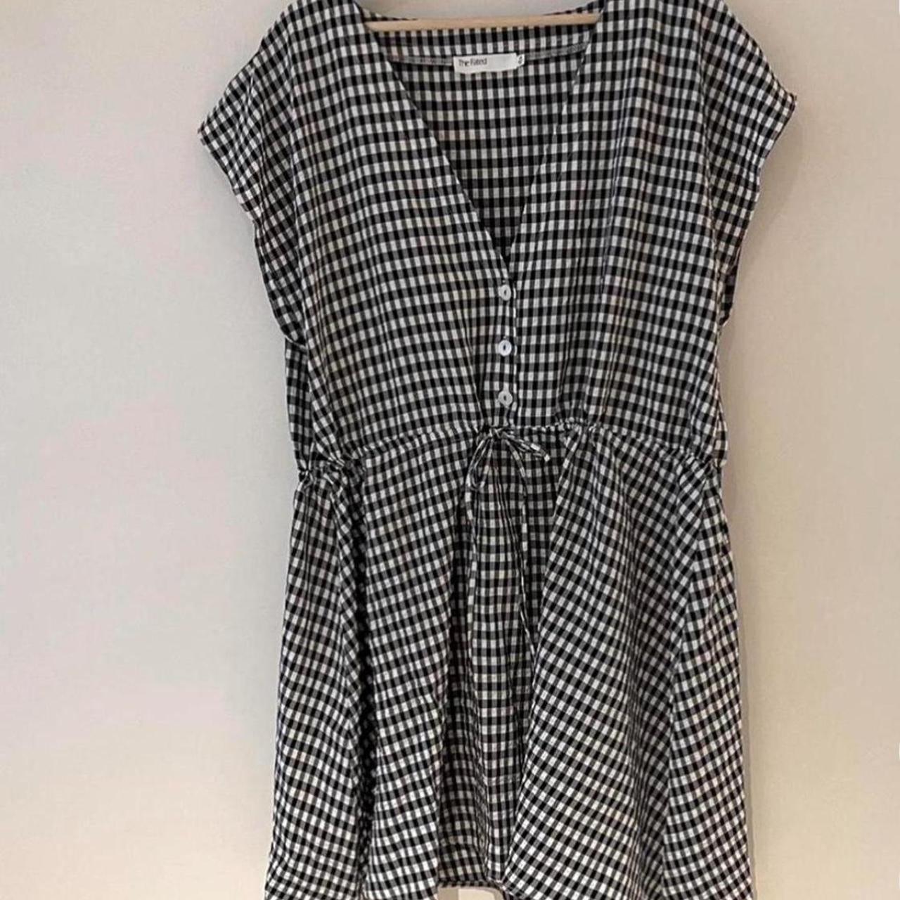 Gingham dress with adjustable tie waist Very... - Depop