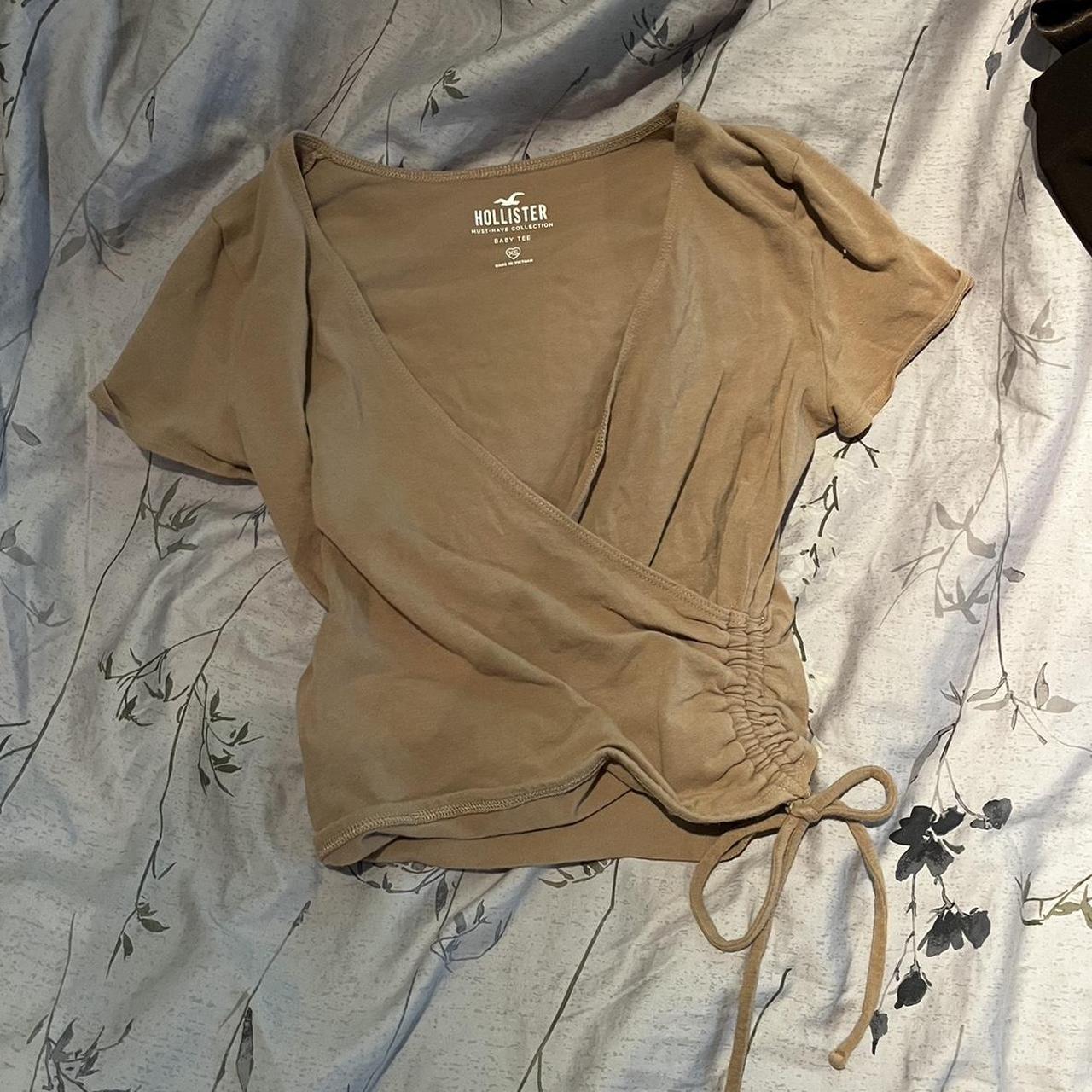 light brown tan hollister baby tee 🙈, side tie