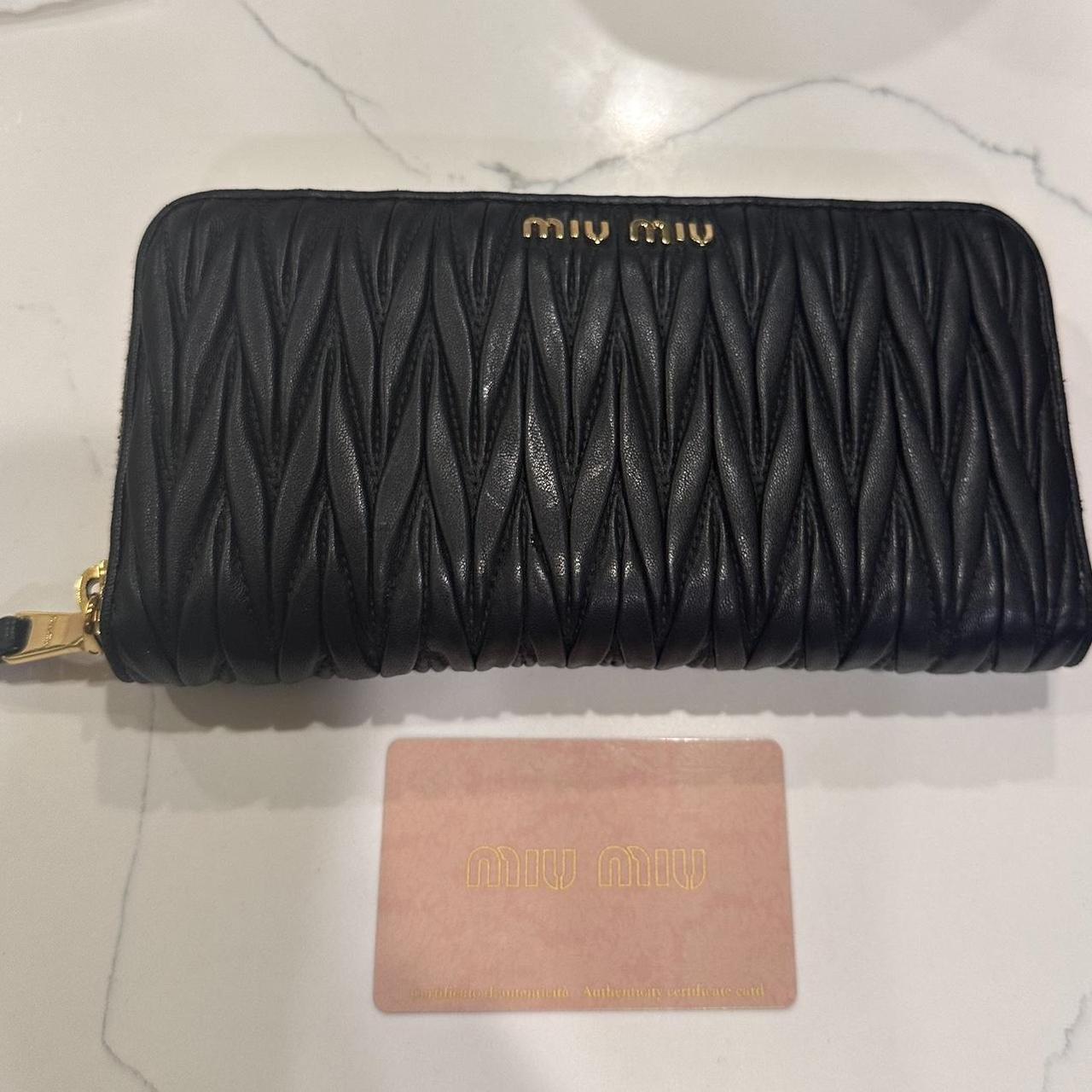 MIU selling MIU BLACK WALLET