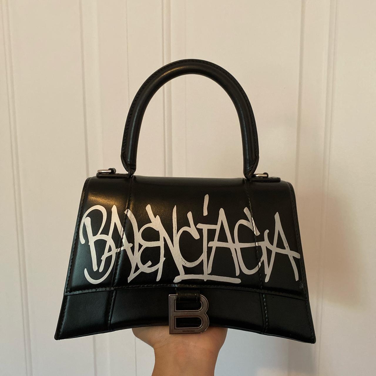 送料込 BALENCIAGA HOURGLASS SMALL HANDBAG GRAFFITI IN BLACK BALENCIAGA Agneau Graffiti Logo Small Hourglass Top Handle