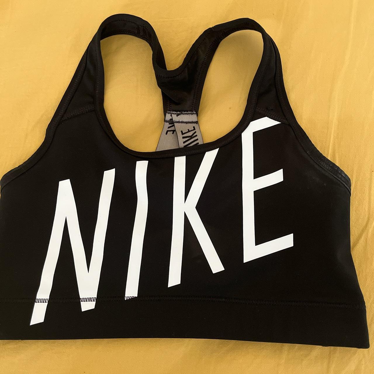 Sports crops NIKE size M (fit a size 8) $10 LORNA... - Depop