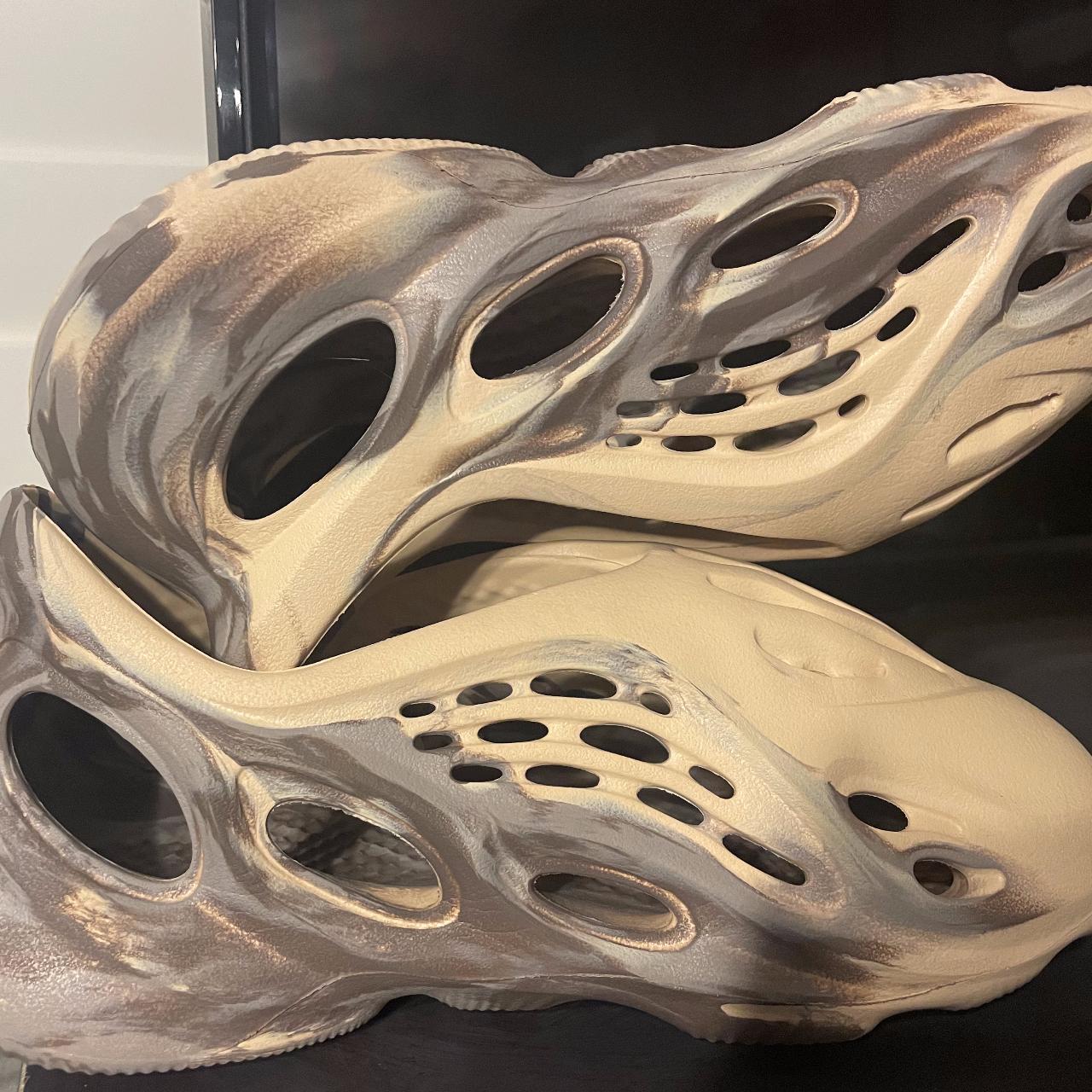 tan yeezy foam runners