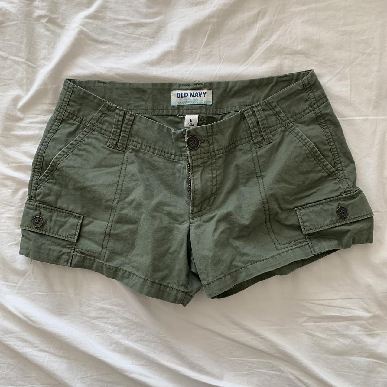 old navy y2k cargo shorts! low rise cargo shorts... - Depop