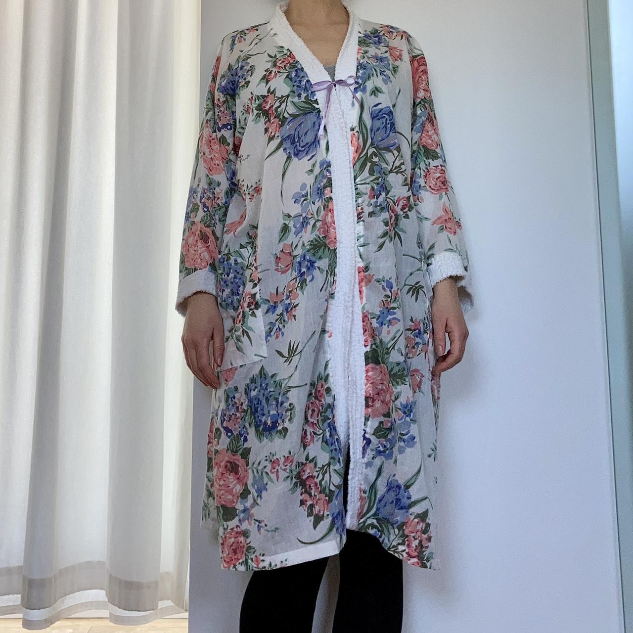 Vintage kimono-style floral dressing gown Beautiful... - Depop
