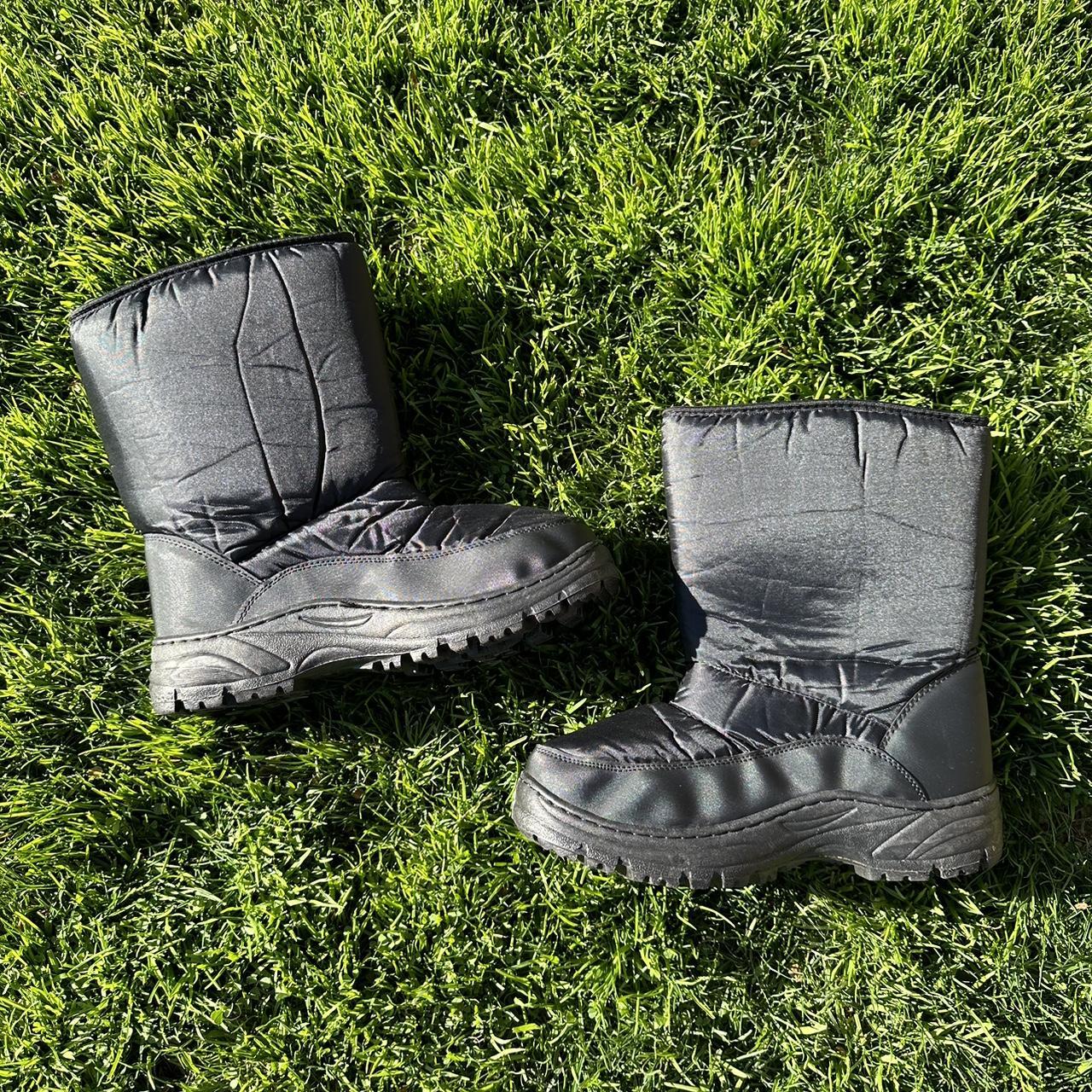 Y2k wintergirl black snow boots ️ size 10 in good... Depop