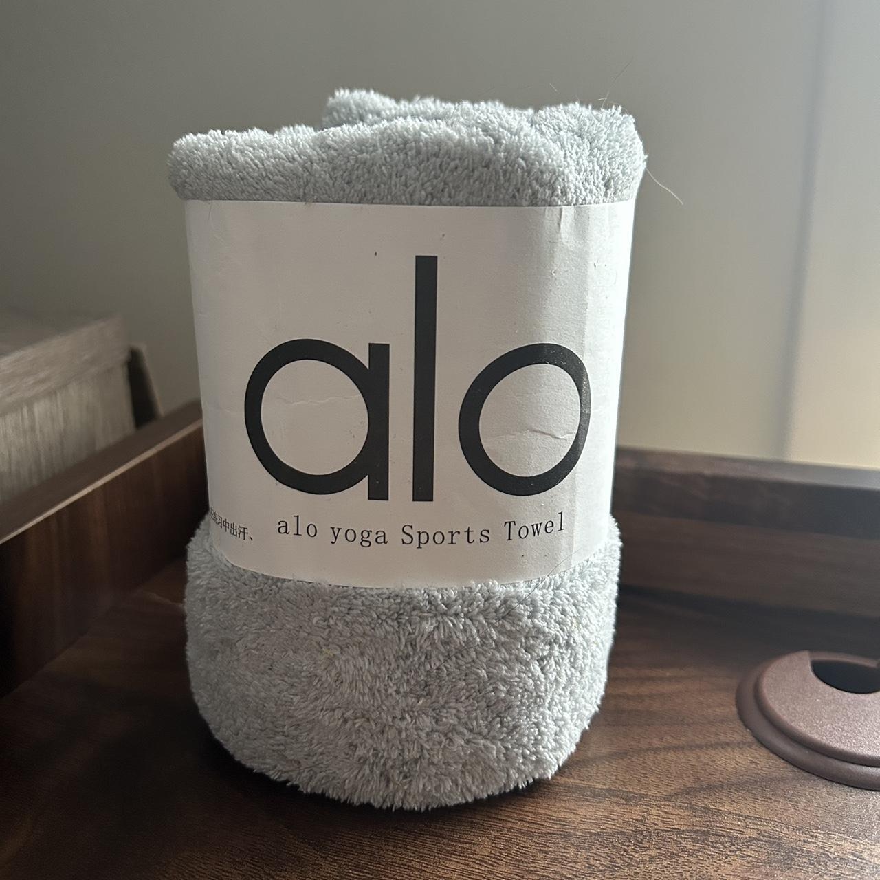 Brand new Alo yogi sports towel - Depop