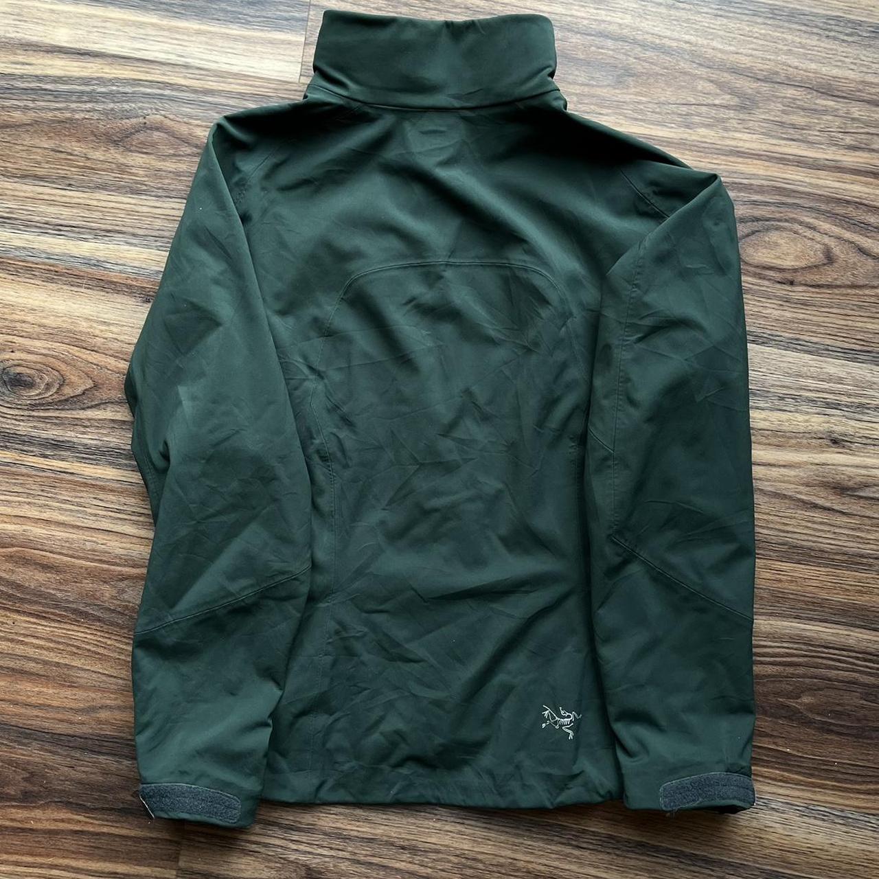 Green vintage Arc’teryx wind stopper jacket    Dark