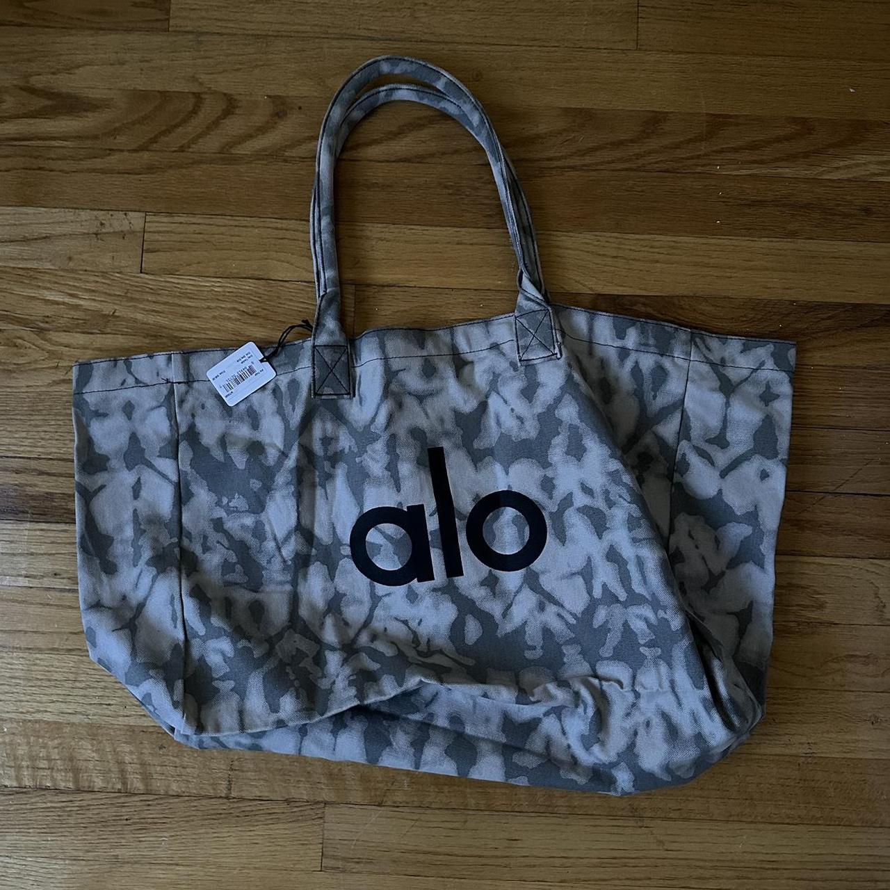 ALO YOGA TOTE BAG!! LOVE THIS BAG - only selling... - Depop