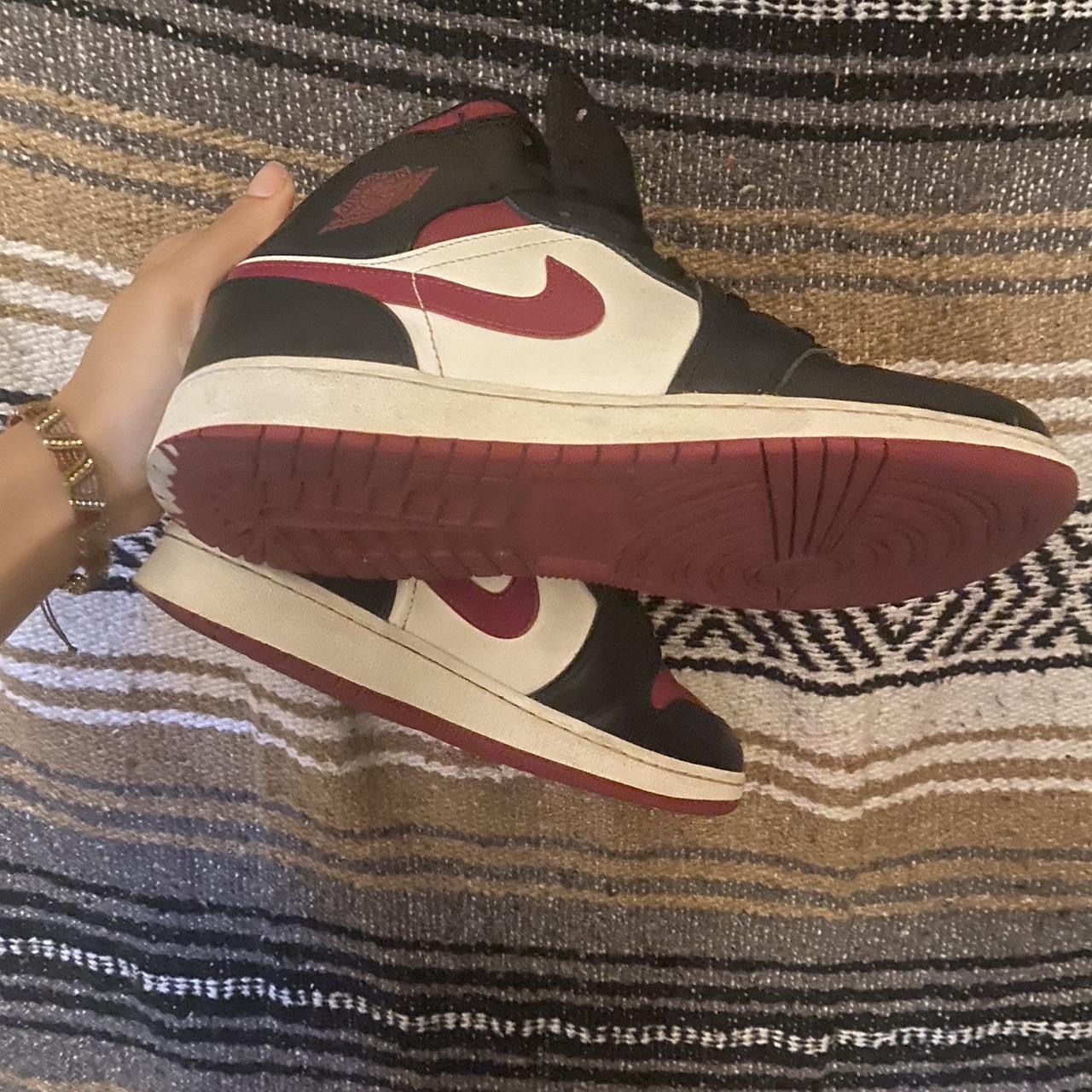 1s black and red