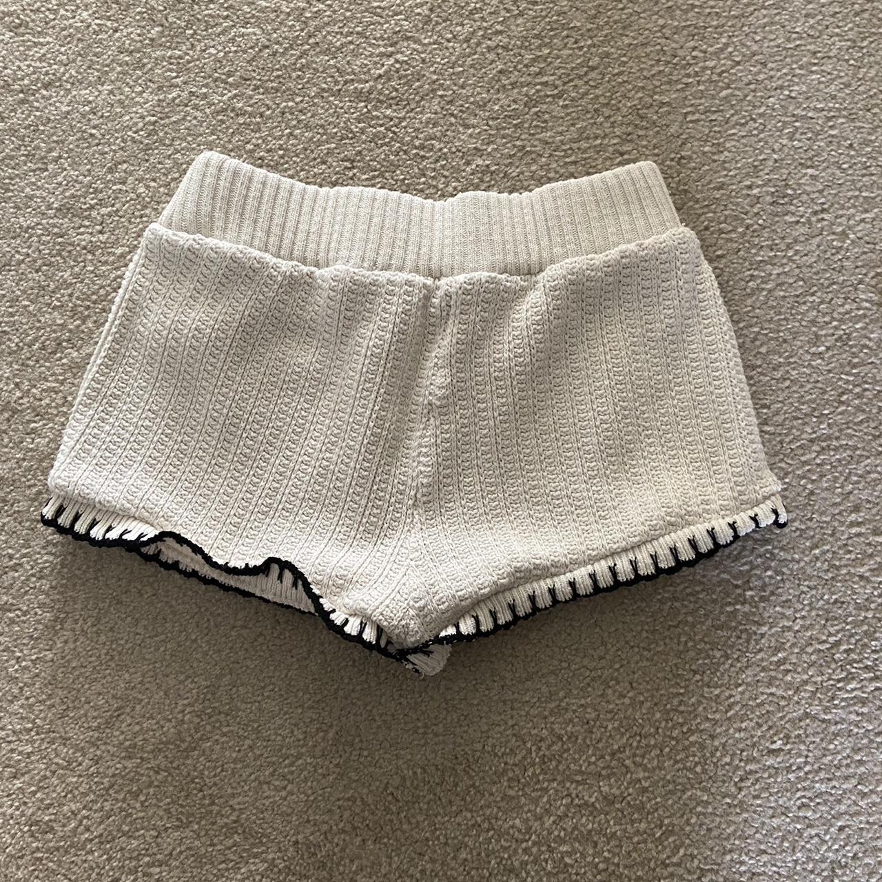 Zara Women's Black and Cream Shorts | Depop