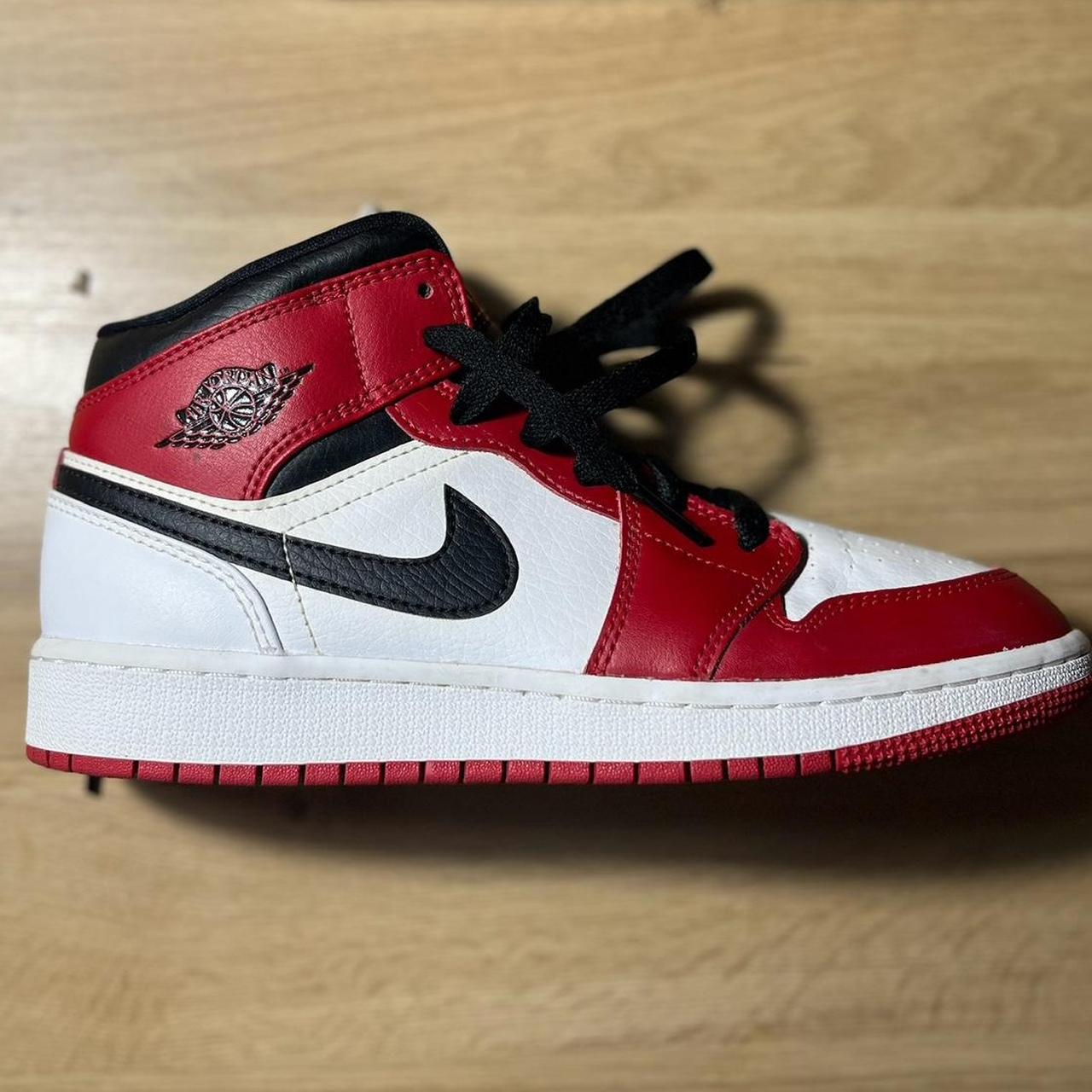 Air Jordan store 1 Chicago Mid 5.5Y