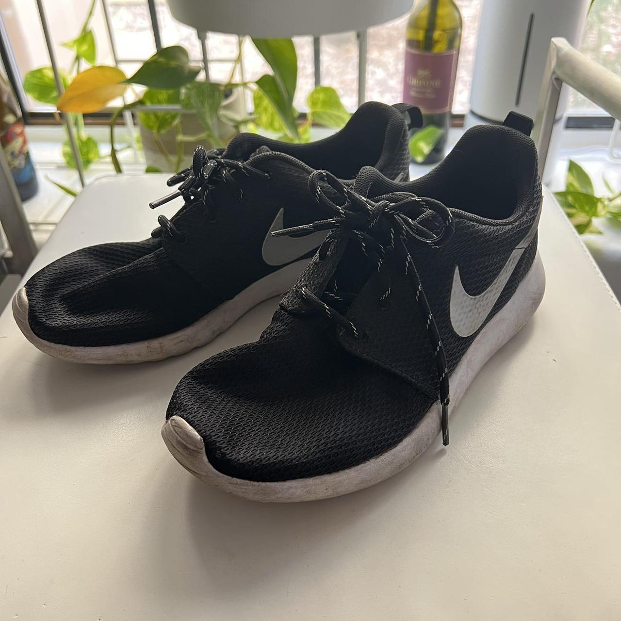 Black and white Nike tennis shoe Size 6 Good used... - Depop