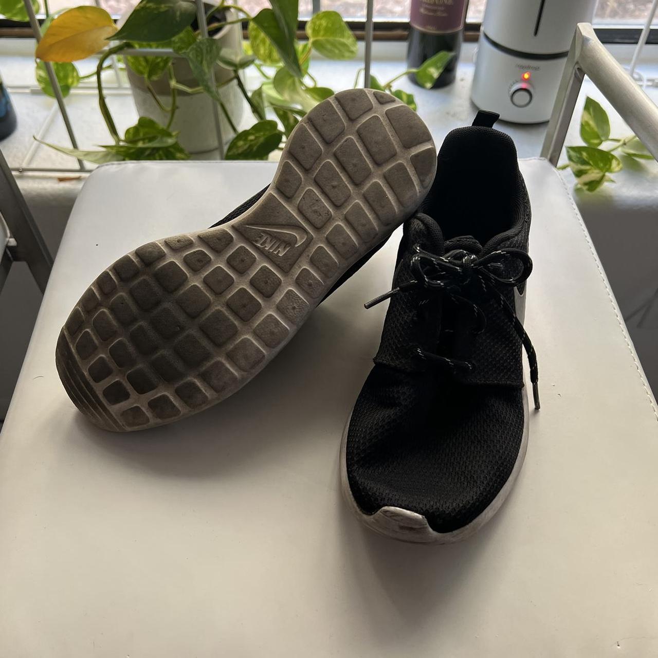 nike tennis black and white