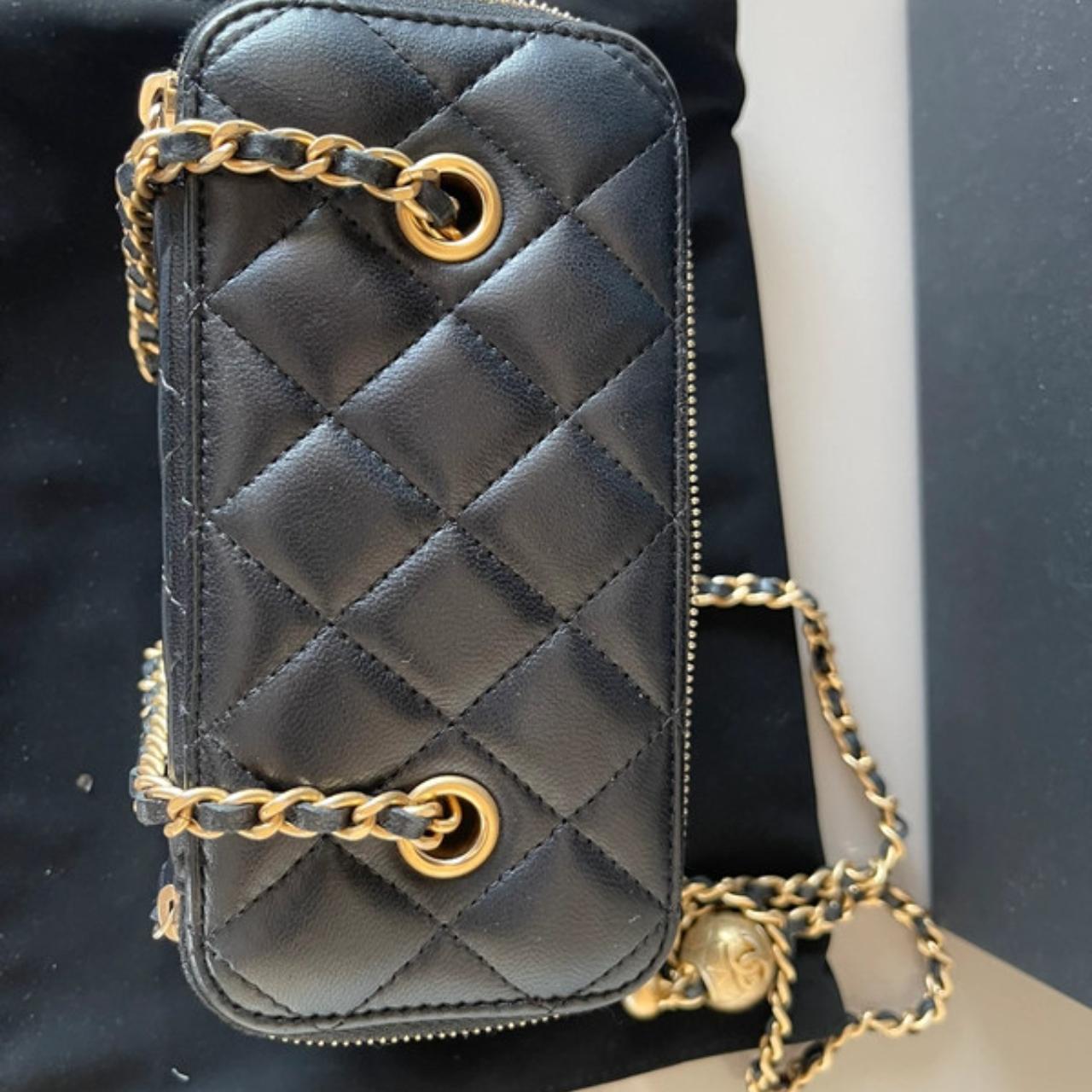 Chanel Una vez usado. Bolso de piel de cordero negro... - Depop