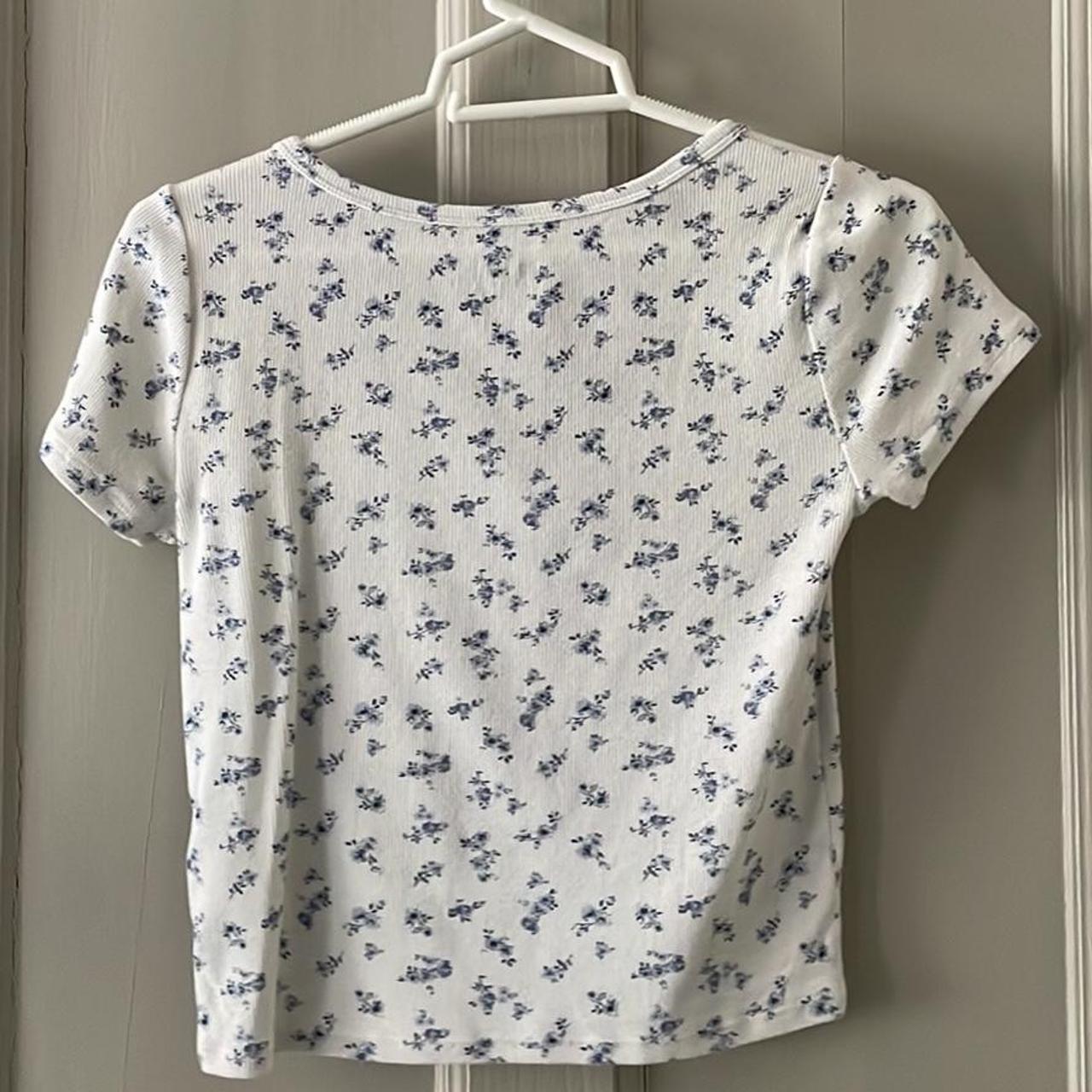 Hollister Co. Women's White and Blue T-shirt | Depop