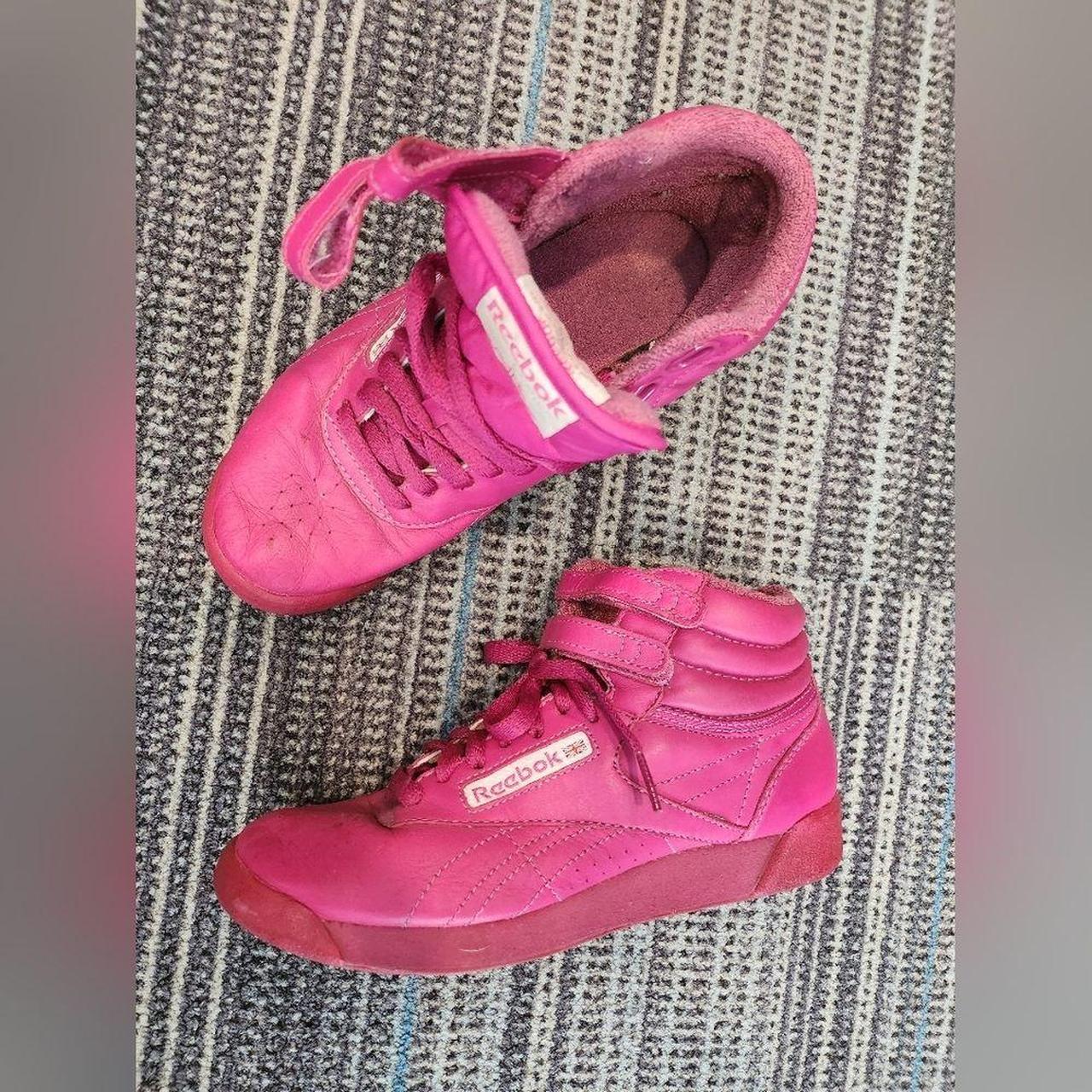 Hot pink reebok freestyle best sale