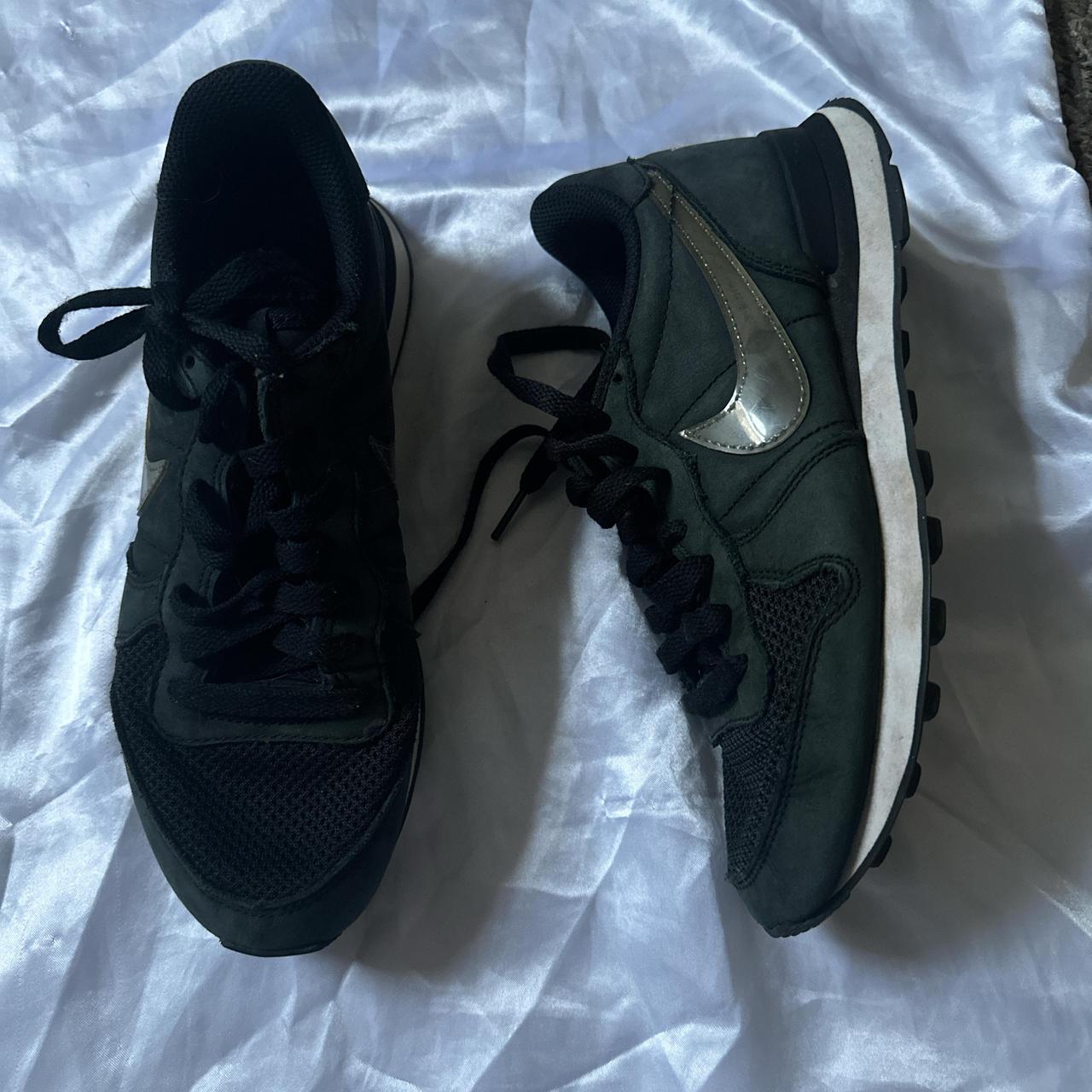 womens nike internationalist black