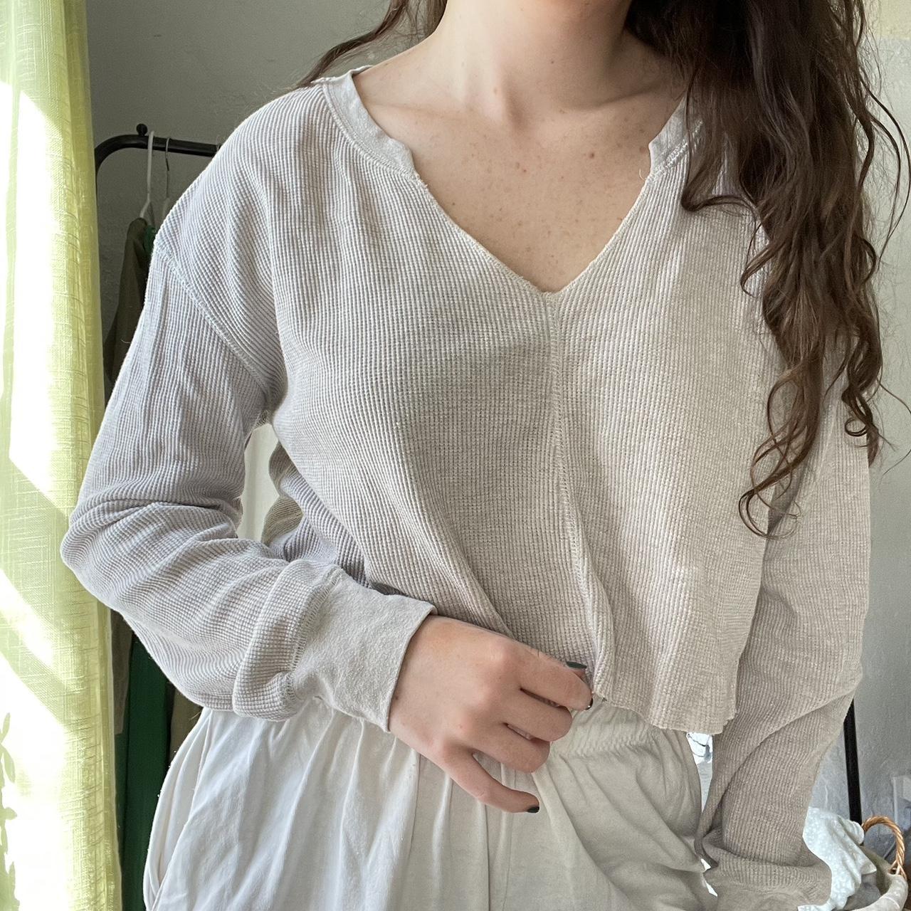 simple cream top!! perfect for fall layering :) ... - Depop