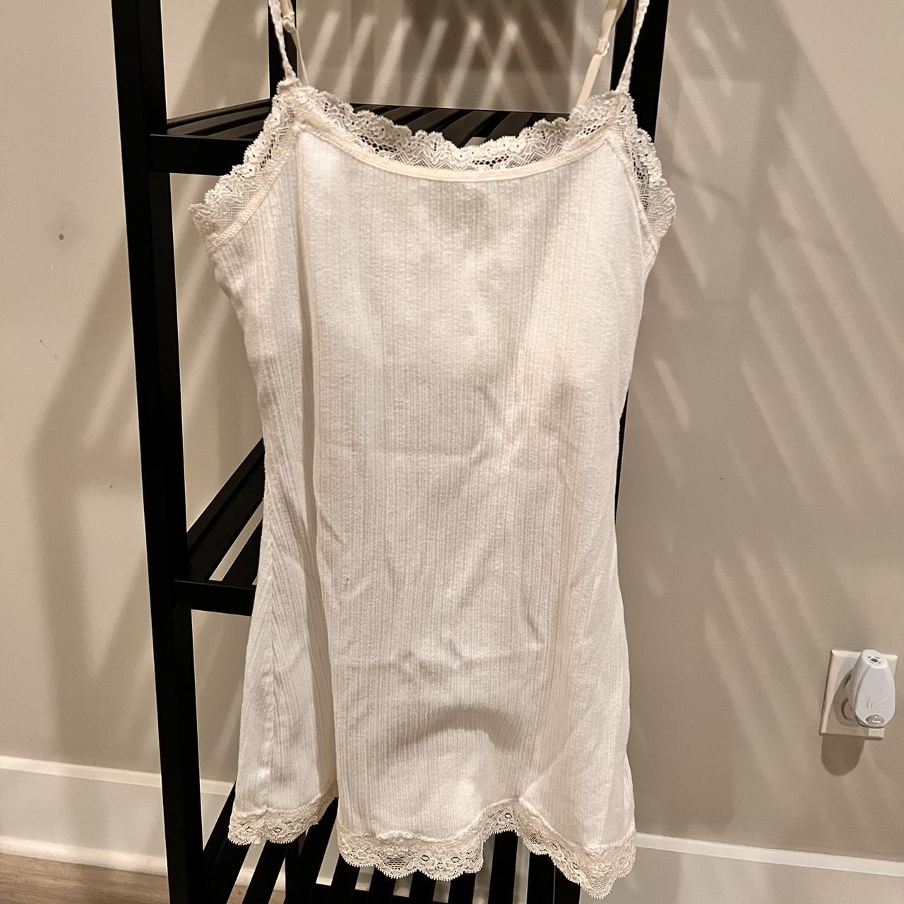 ✿ SO white tank top with lace trim & built in bra - Depop