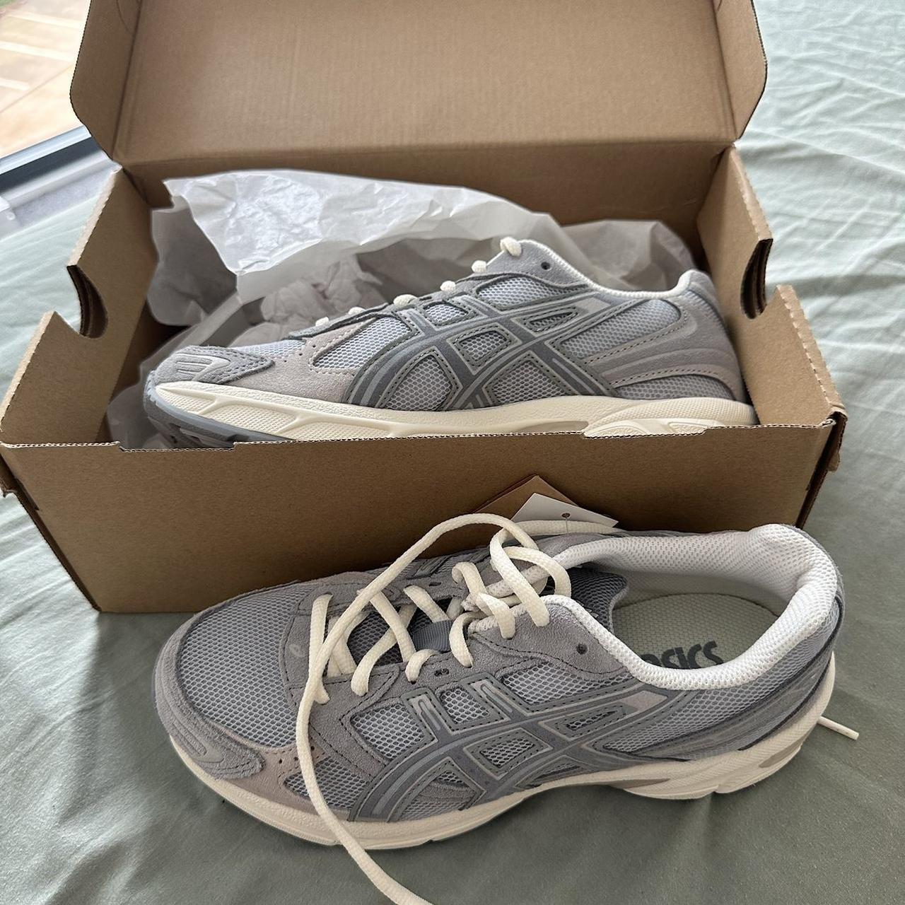 mens grey asics trainers