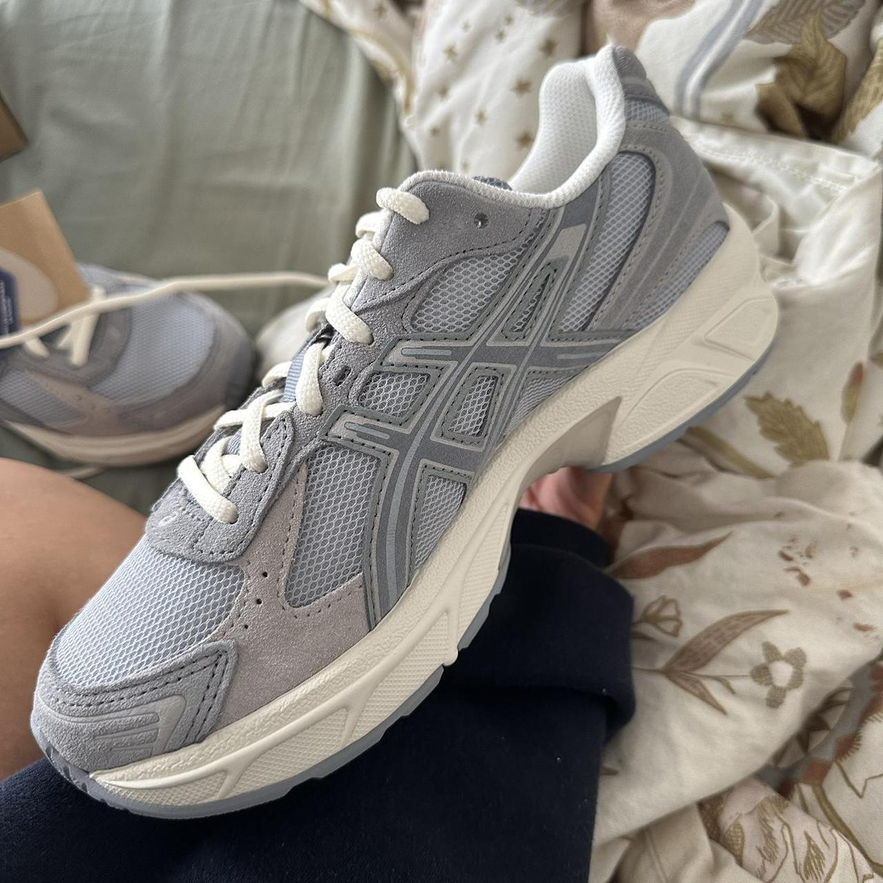 mens grey asics trainers