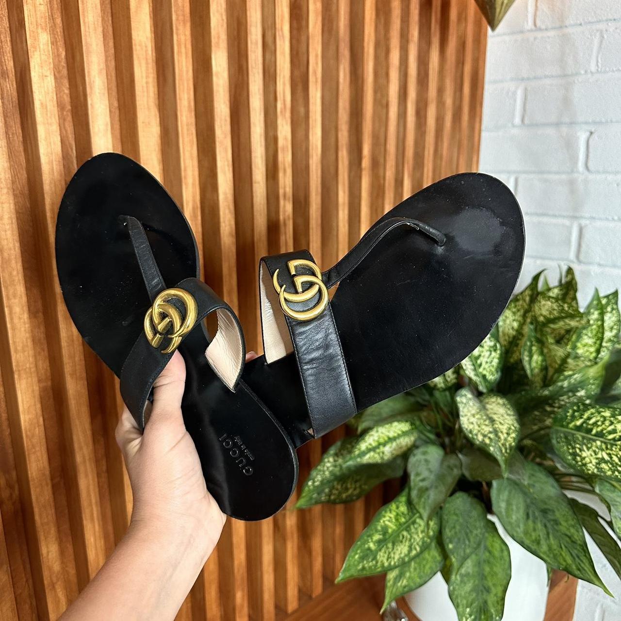 Gucci gold flip discount flops