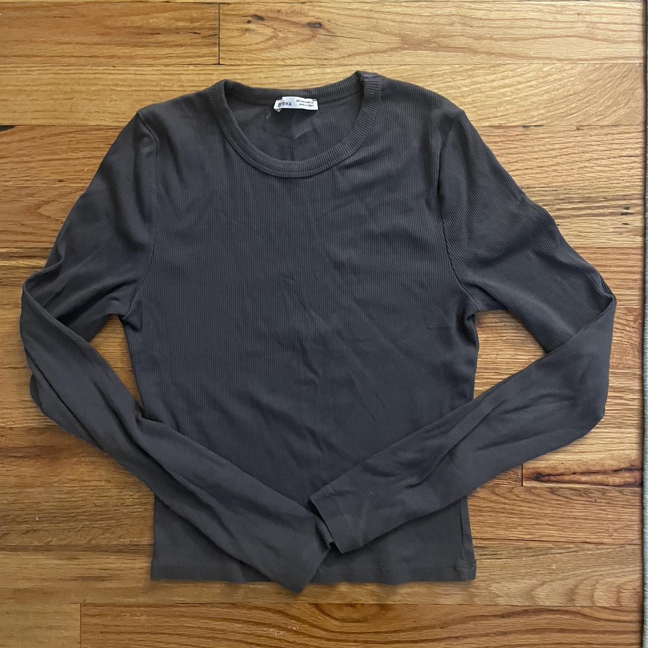 BERSHKA GREY LONGSLEEVE RIBBED TEE! So flattering... - Depop