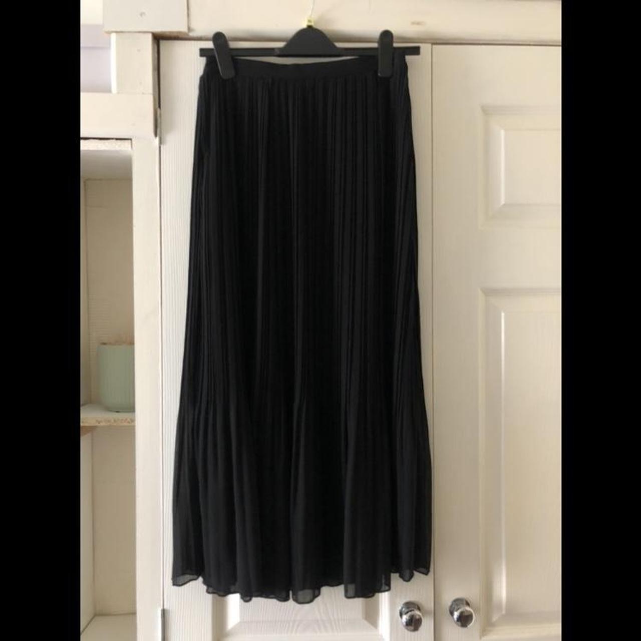 Debenhams pleated midi skirt Stretchy... Depop