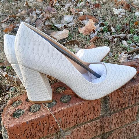 White snakeskin sale pumps