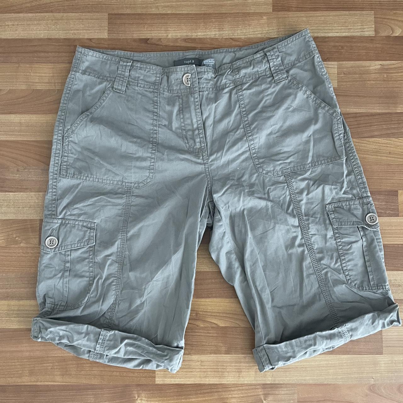 Vintage cargo shorts. Size 28 waist x 20 outside