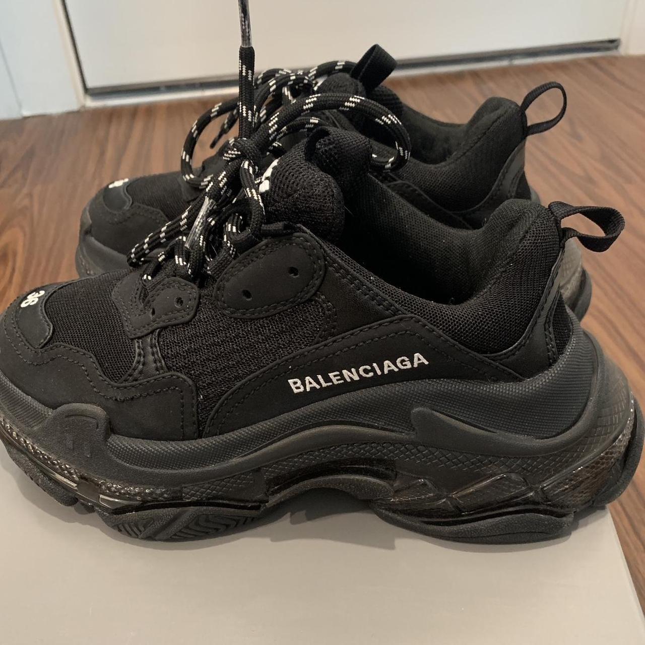 Người Trung Quốc chỉ trích mẫu giày rách bẩn của Balenciaga