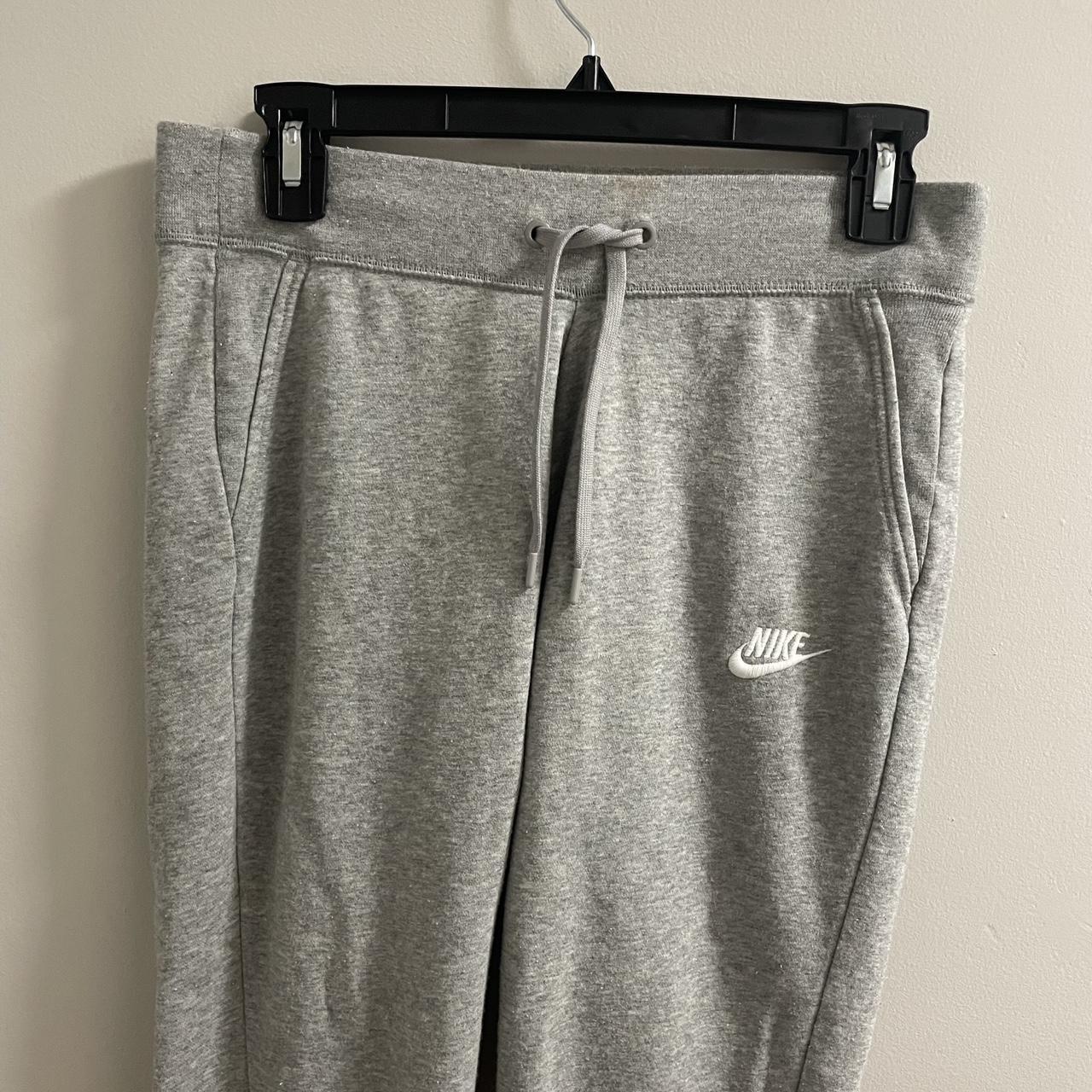 grey nike jogging, too short for me (they come above - Depop