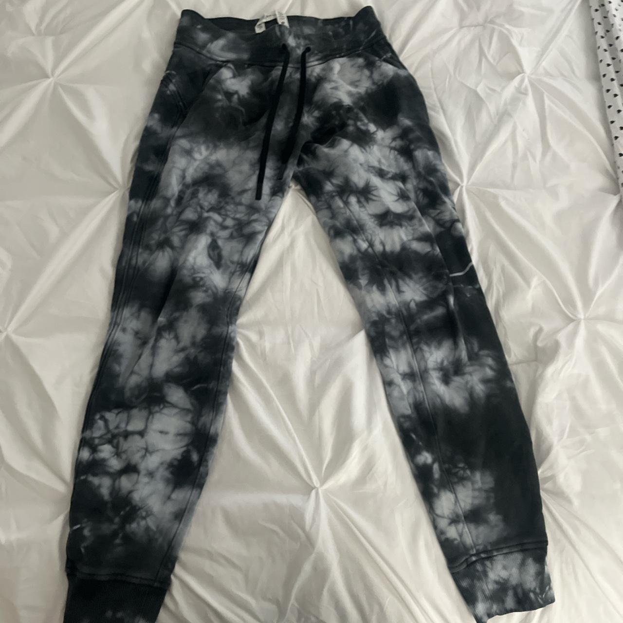 size 4 lulu lemon sweatpants only wore 1 time. - Depop