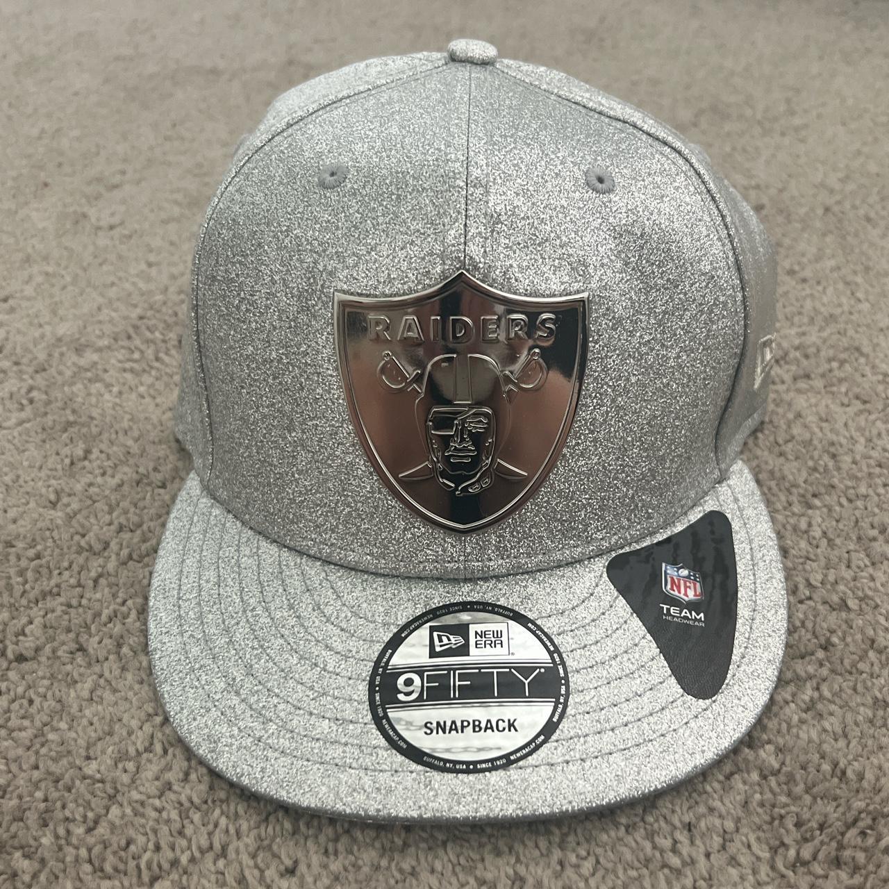 Raiders 'LEATHER SILVER METAL-BADGE' Black Fitted Hat by New Era 