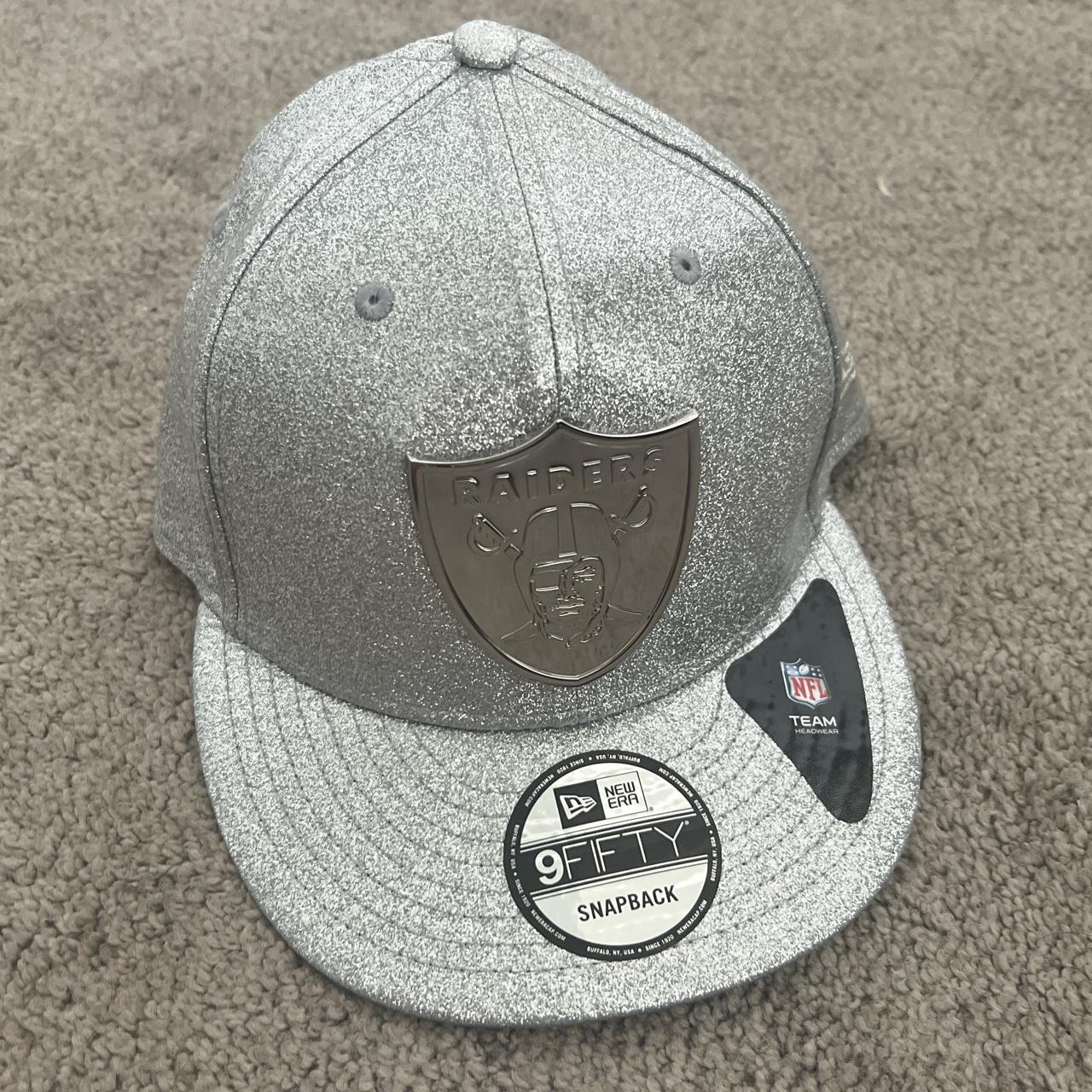 Las Vegas Raiders Gray NFL Metal Badge 9Fifty Snapback