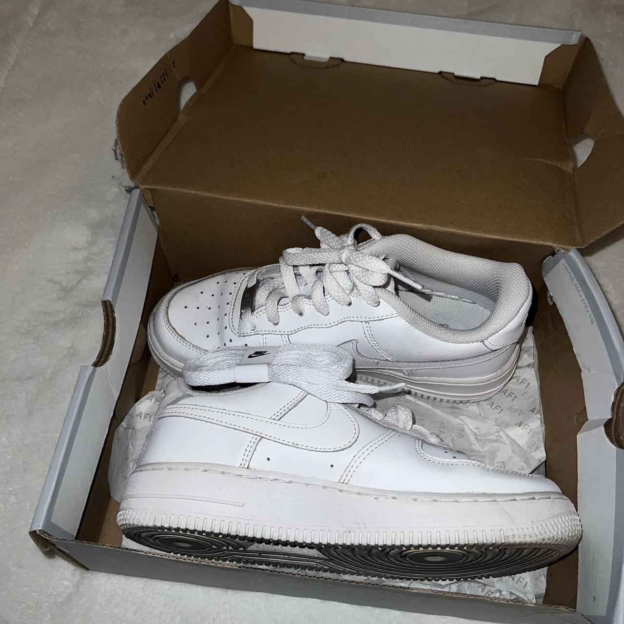 white airforce 1s size 4