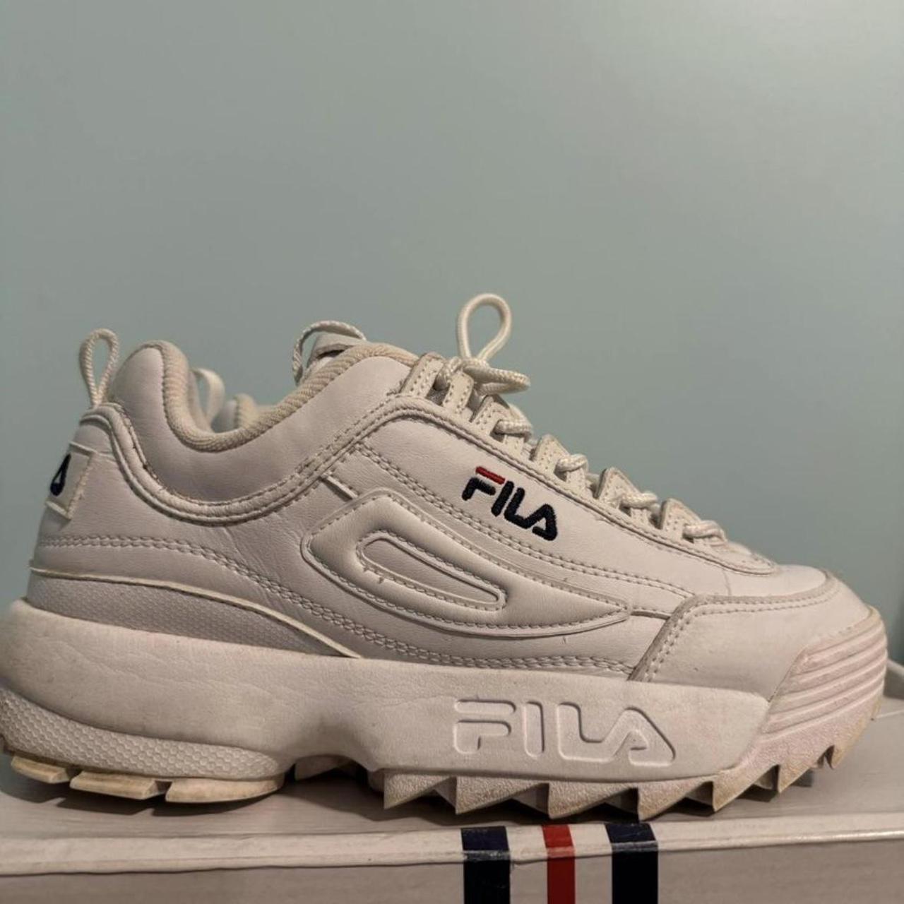 Fila sneakers size 5. It s been sitting in my closet