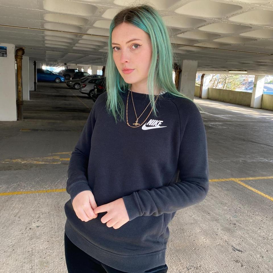 Nike sweatshirt with discount necklace