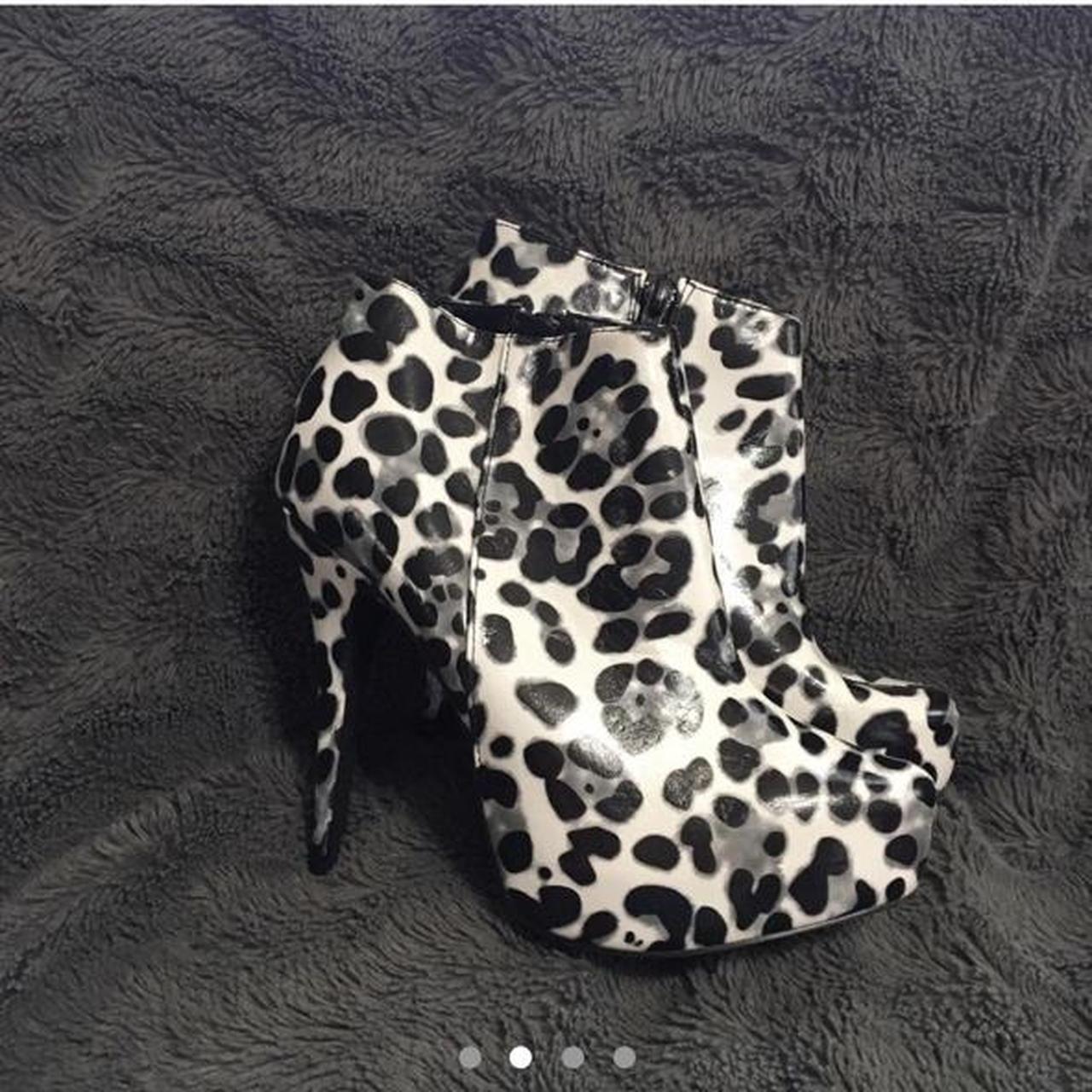 Women's Black and White Boots | Depop