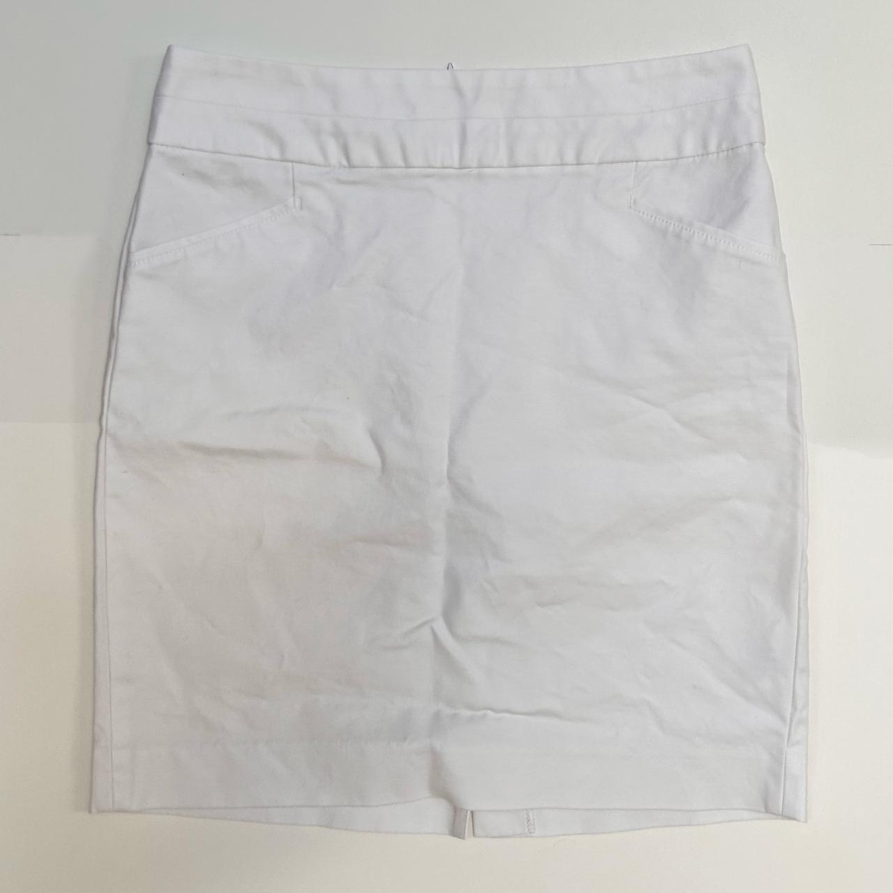 Banana Republic white pencil skirt. Has pockets and