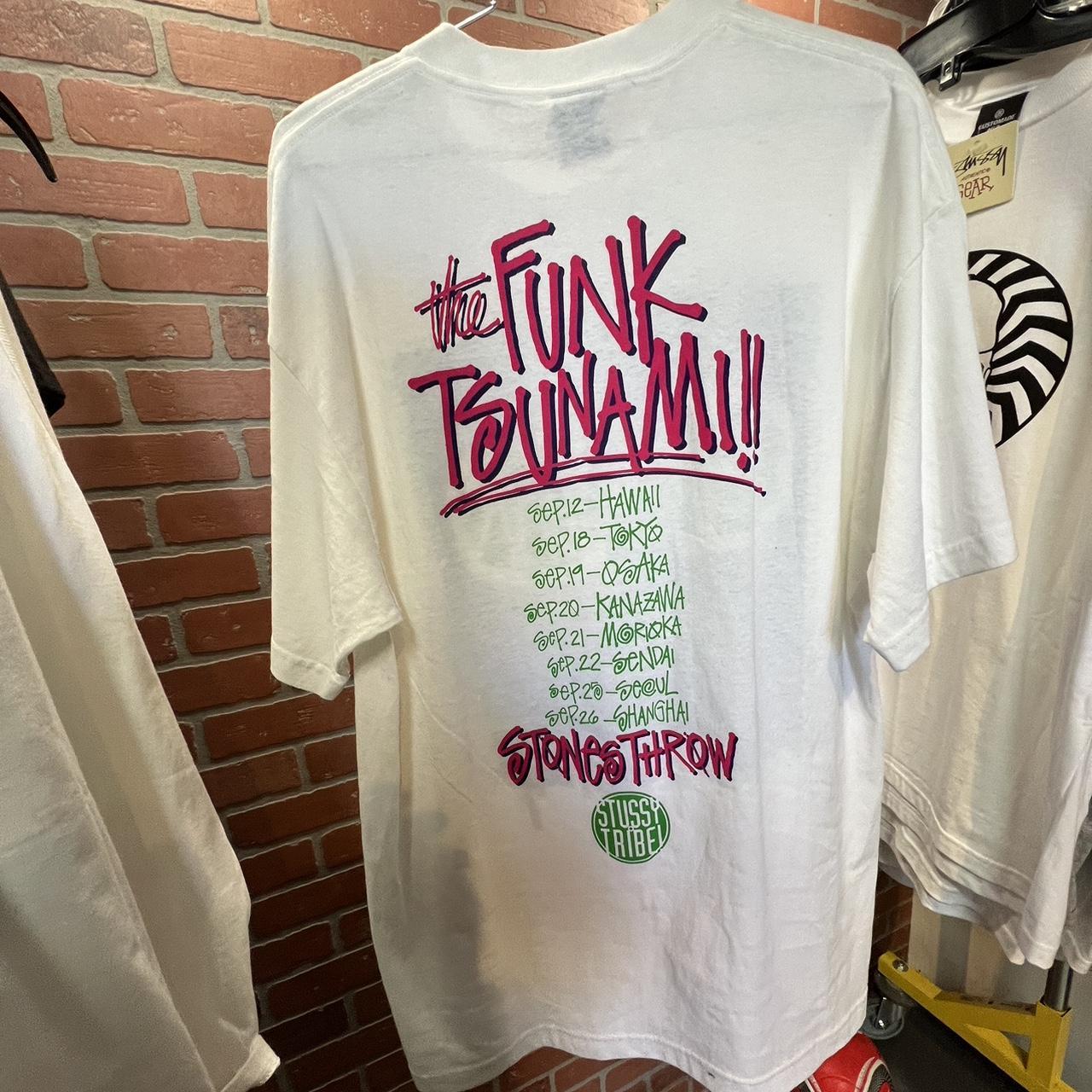 2009 Dam-Funk x Stussy Tsunami Tour Tシャツ 2009 Dam-Funk x Stussy Tsunami Tour Tシャツ - メルカリ