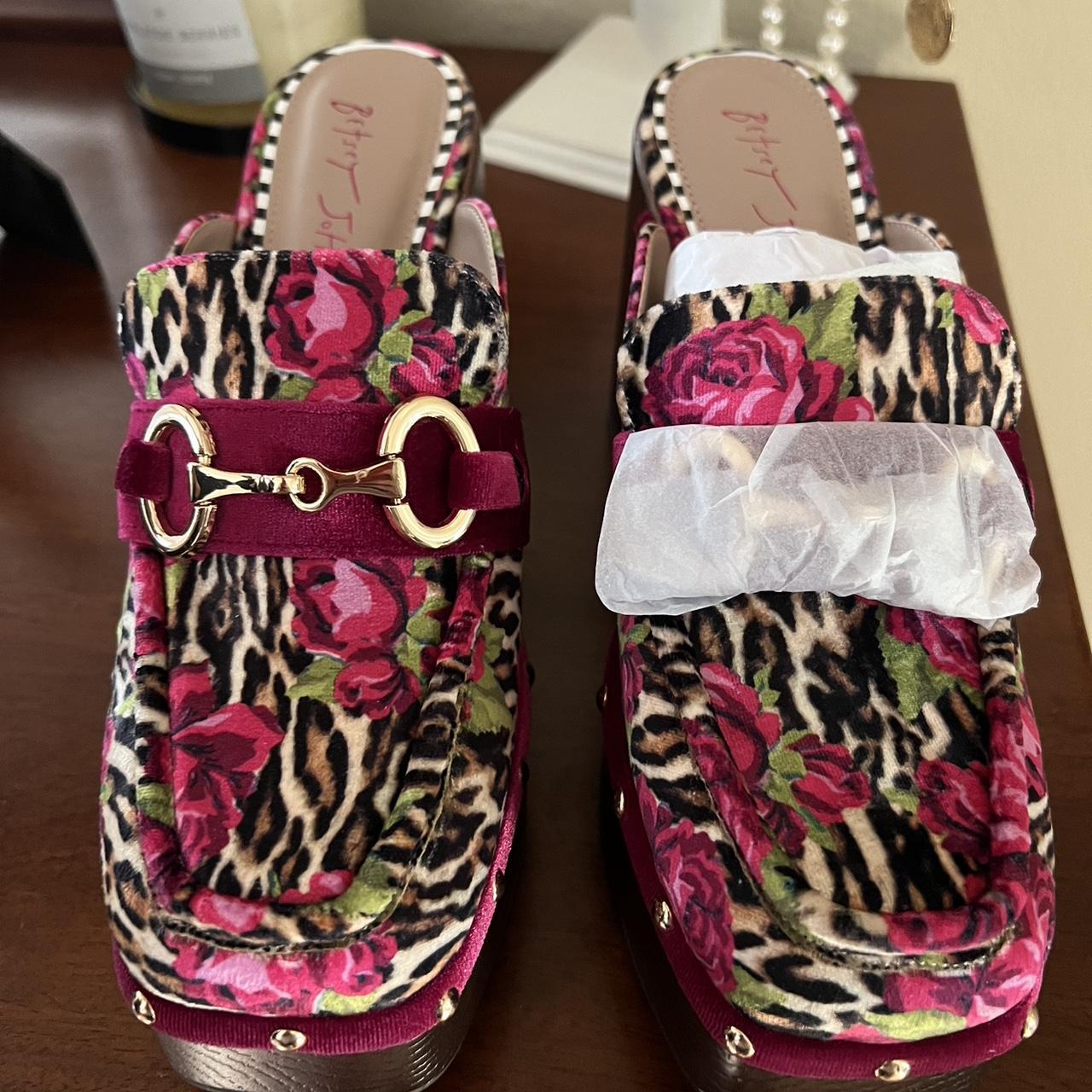 ★Betsey Johnson★韓流アイドル愛着品★ABBOTT★ローファー Betsey Johnson Aydin printed velvet platform clog | Depop
