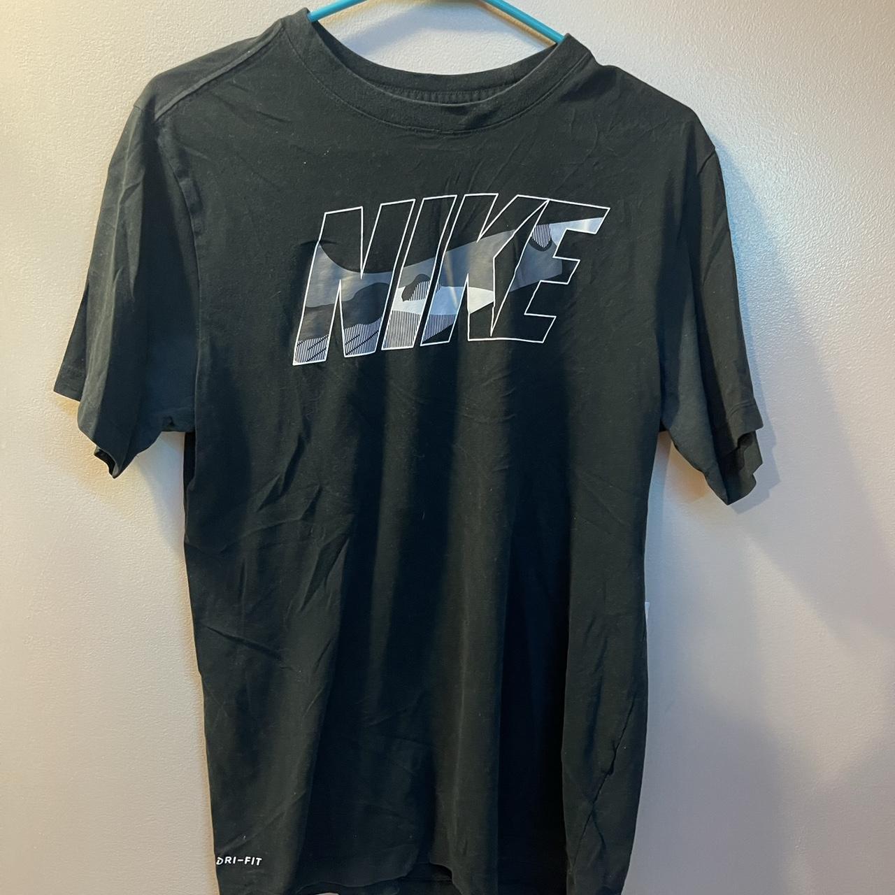 Nike Men's Black and White T-shirt | Depop