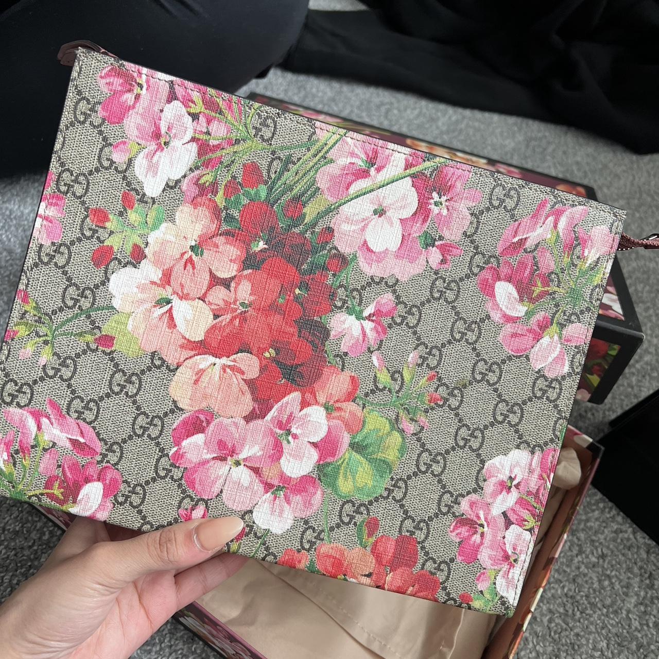 gucci limited addition floral pouch very good