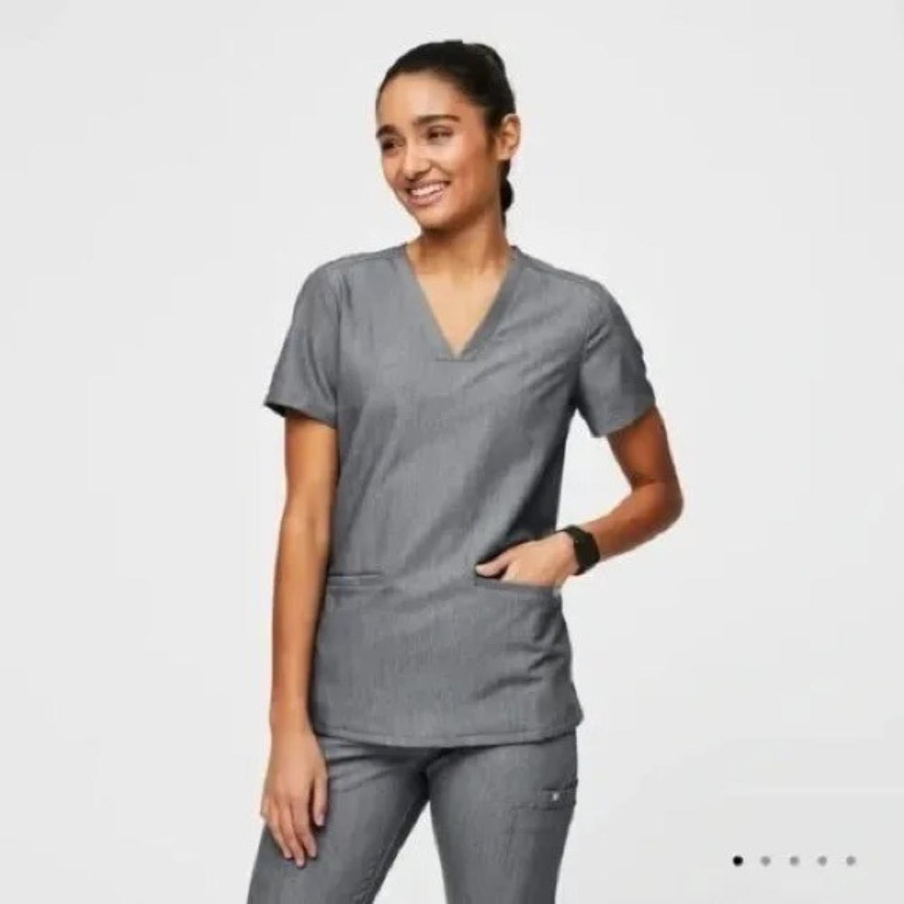 FIGS Catarina 2 Pocket Scrub Top in Graphite Gray ... - Depop