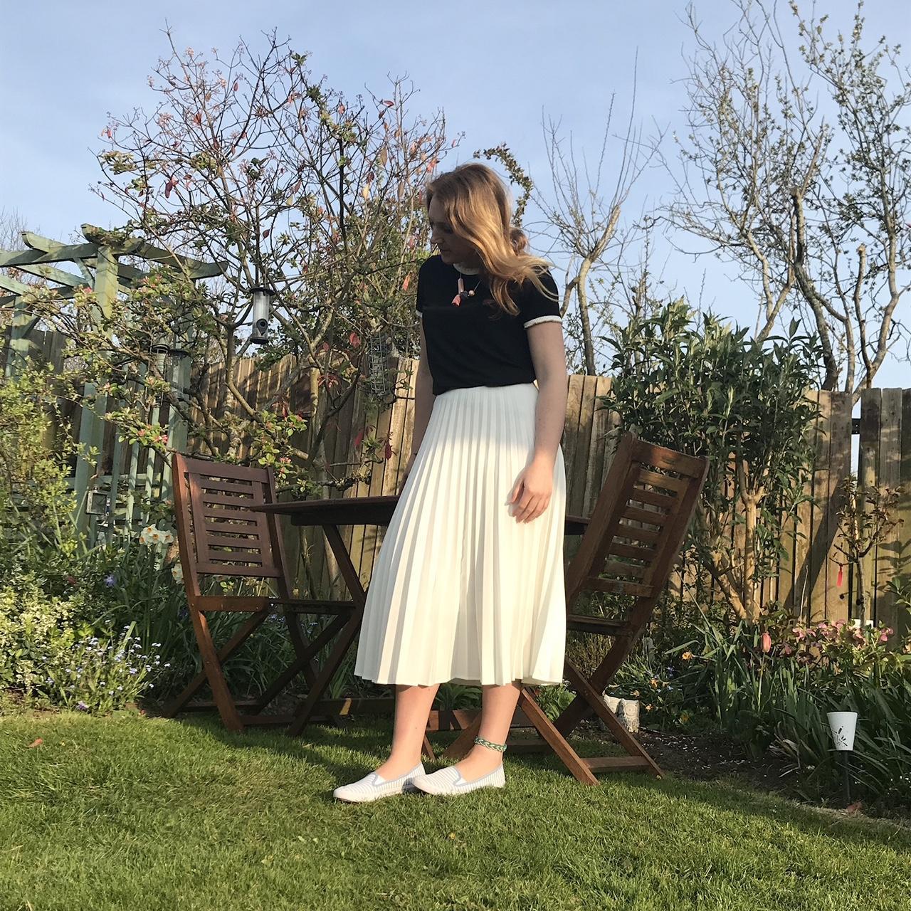 White pleated skirt in size small from Stradivarius.... - Depop